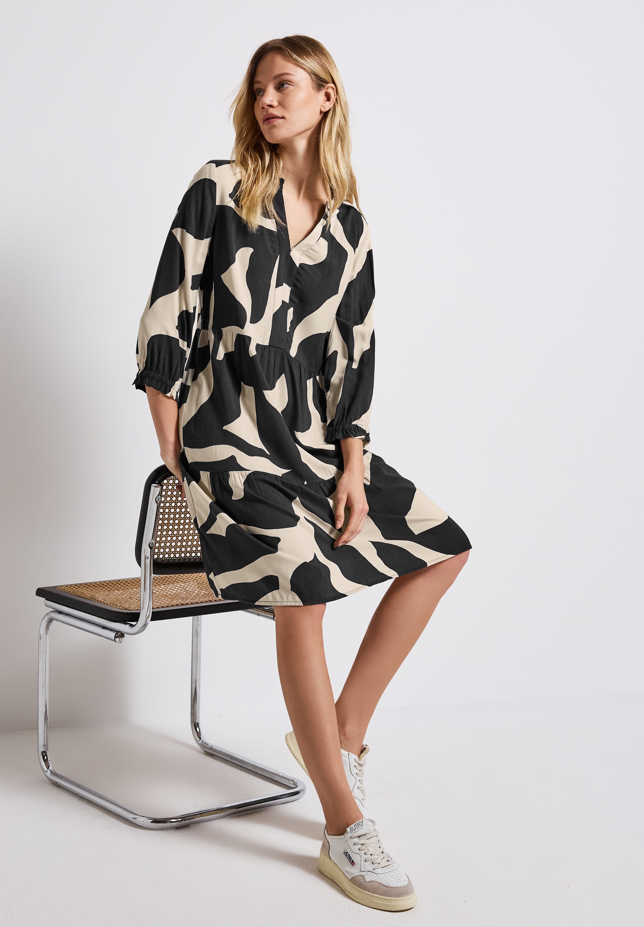STREET ONE Midikleid, mit Volants und grafischem Muster