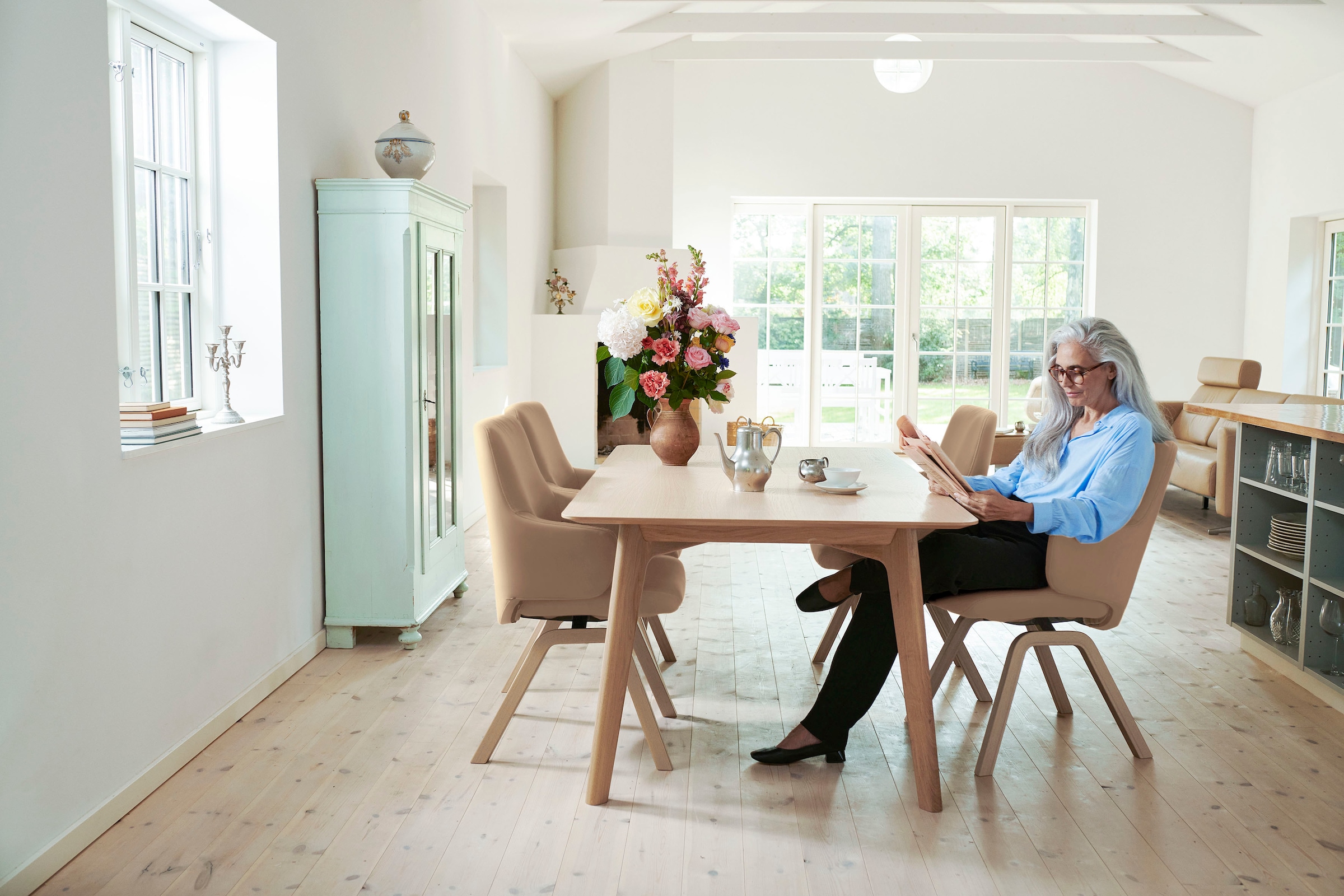 Stressless® Polsterstuhl »Laurel« () Low Back mit Armlehne, Größe L, mit schräggestellten Beinen in Schwarz