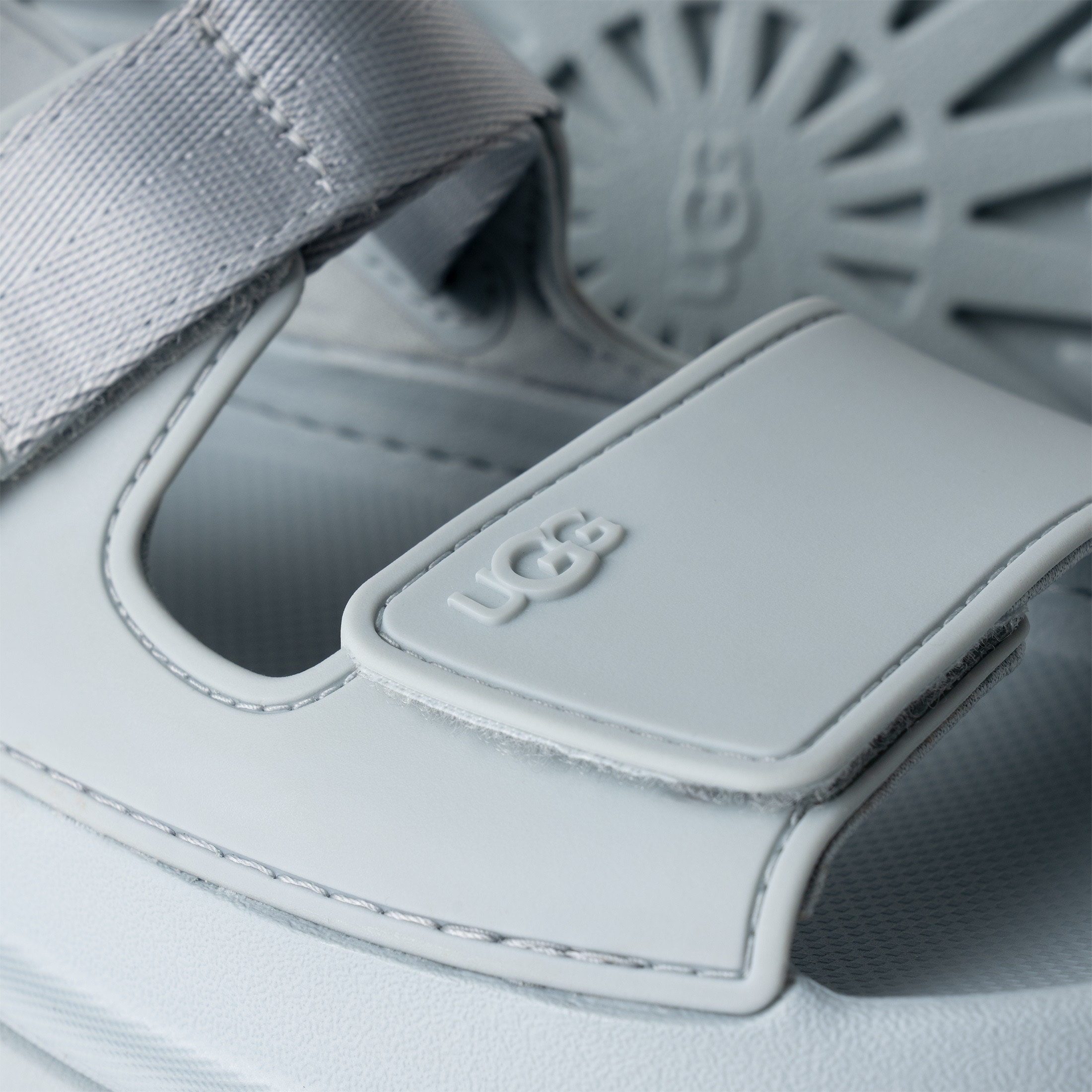 UGG Plateausandale »GOLDENGLOW«, Sommerschuh, Strandschuh, Plateausandale mit Klettverschlüsse
