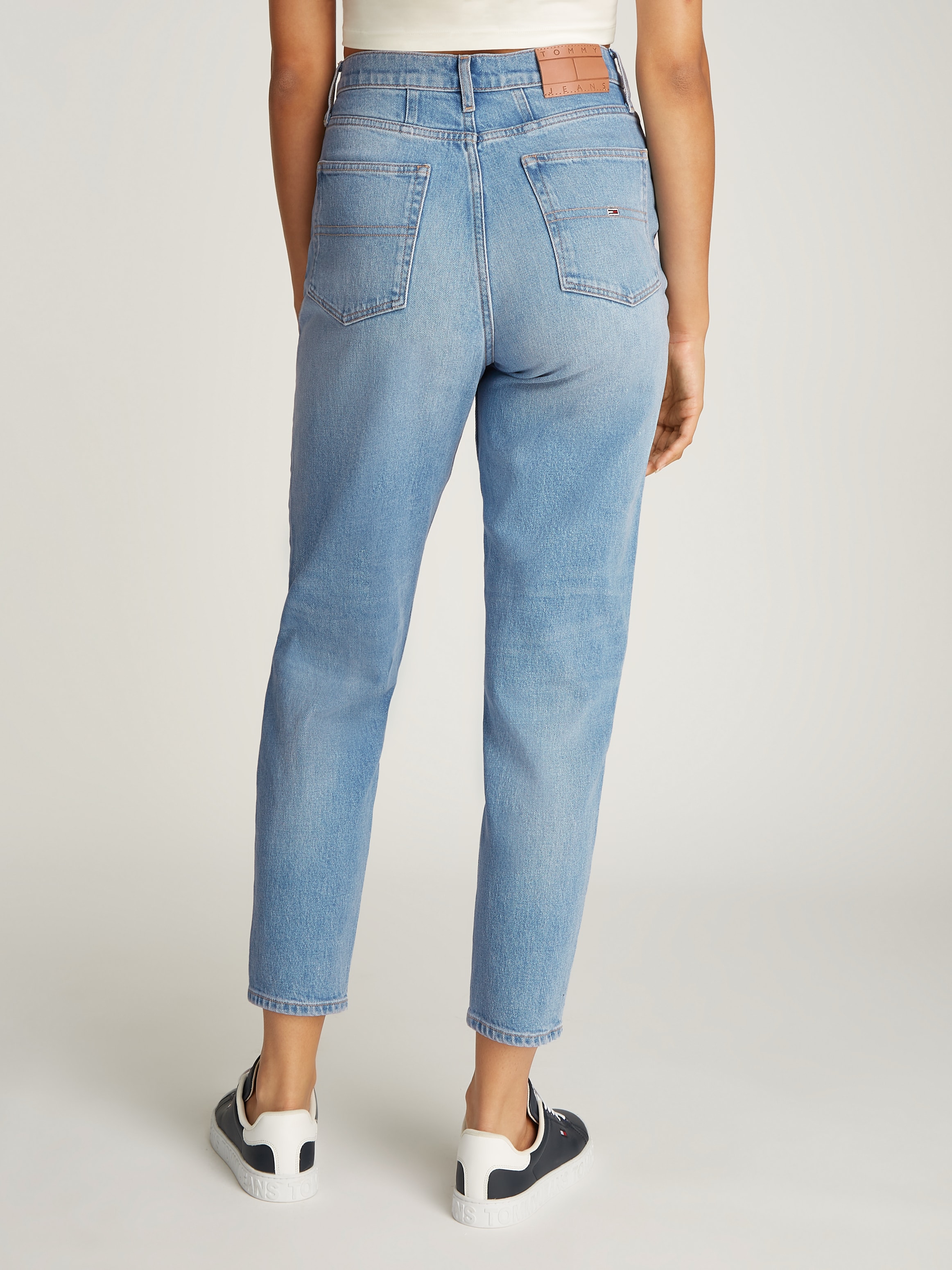 Tommy Jeans Mom-Jeans »Tommy Jeans - High waist - Mom-Jeans«, mit Logo-Stickereien