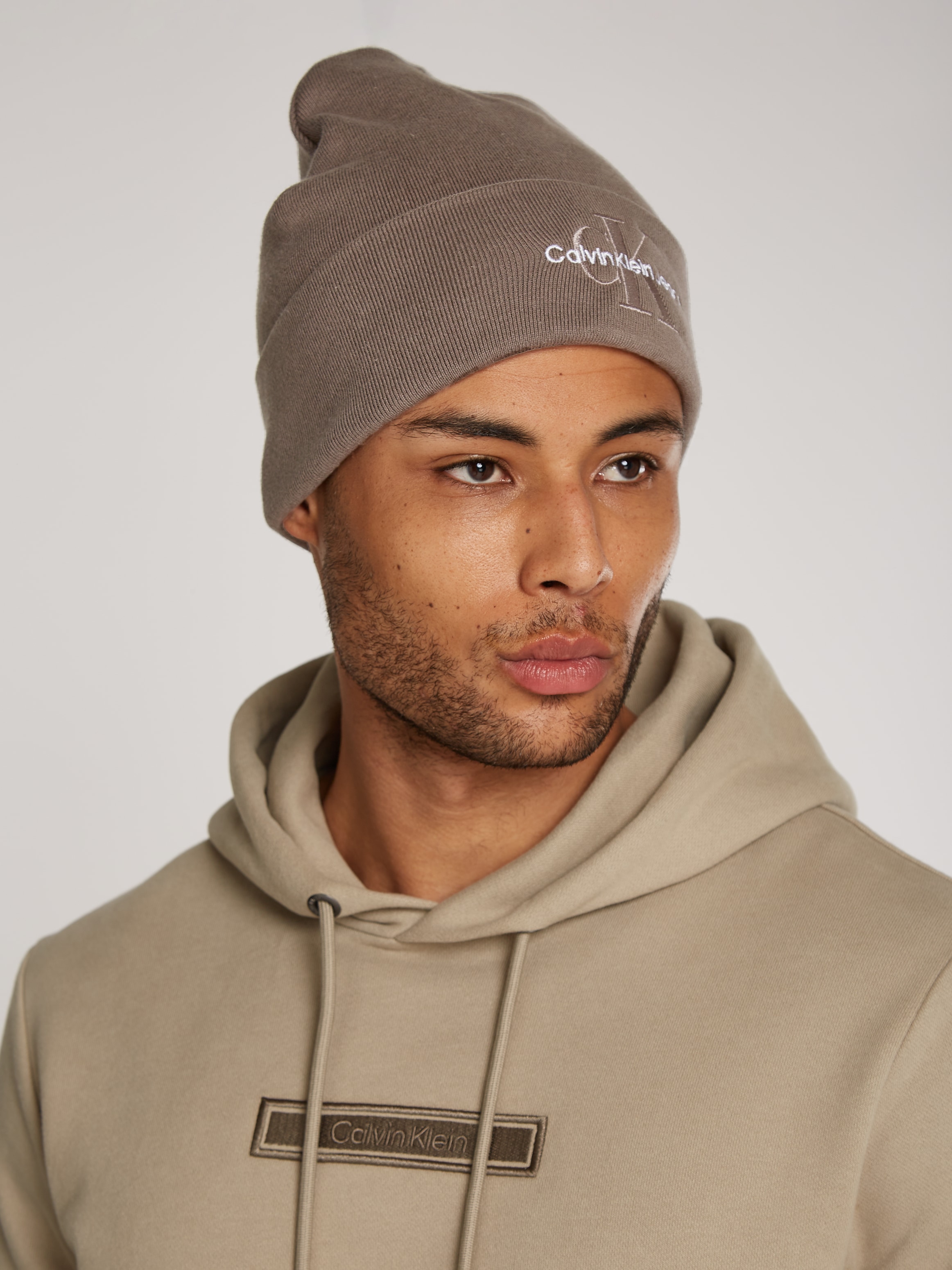 Calvin Klein Jeans Beanie »MONO LOGO EMBRO BEANIE«, mit Logostickerei