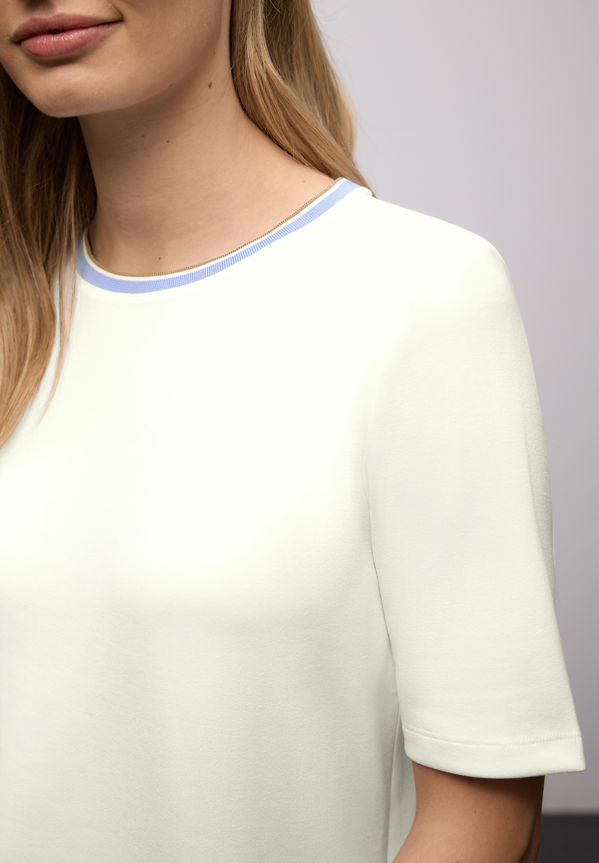 STREET ONE Rundhalsshirt mit Kontrastdetail am Rundhalsausschnitt