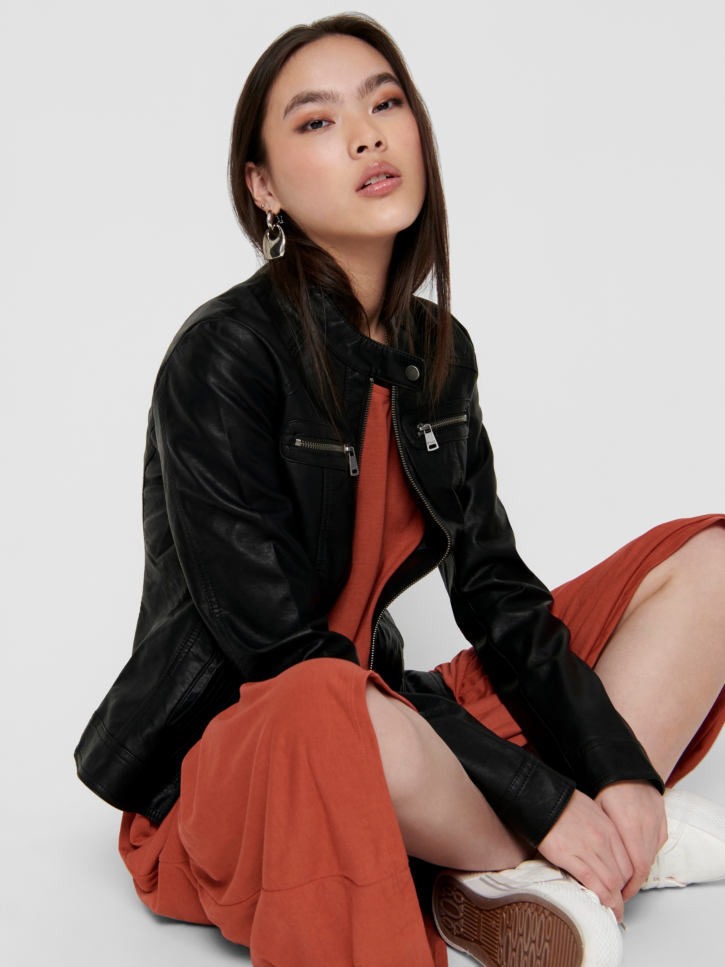 ONLY Lederimitatjacke »ONLBANDIT – Bikerjacke mit figurbetonter Form und Reißverschlüssen« unifarben, modisch, figurbetont, Lederimitat, Stehkragen