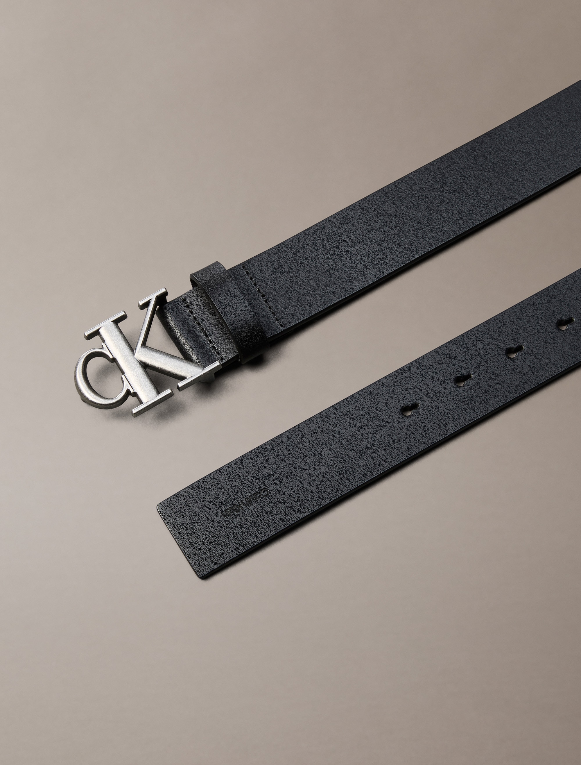 Calvin Klein Ledergürtel »CK BUCKLE SMOOTH 35MM« Größenverstellbar mit Metallschließe