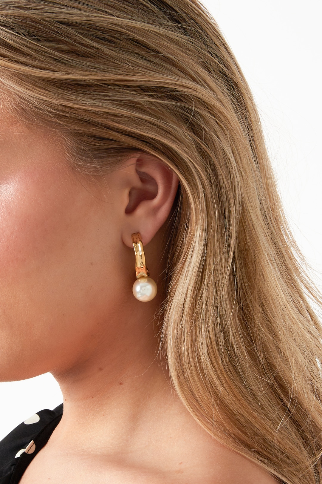 Adelia´s Paar Ohrhänger »Ohrringe Ohrhänger mit Imitationsperle, goldfarben und geschwungener Form« Modischer Modeschmuck mit geschwungener Form und Imitationsperle