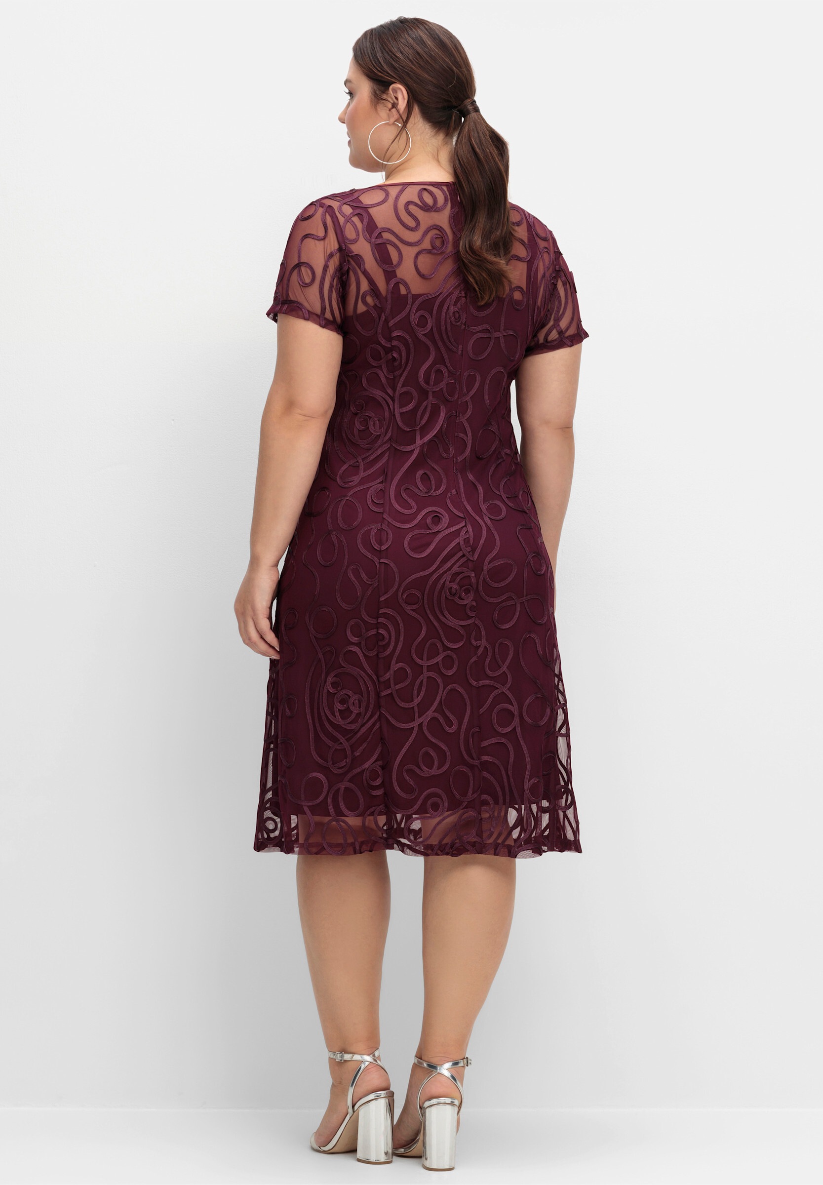 Sheego Cocktailkleid »Spitzenkleid Cocktailkleid mit Zierborten« Ohne Tasche in leicht ausgestellter Passform