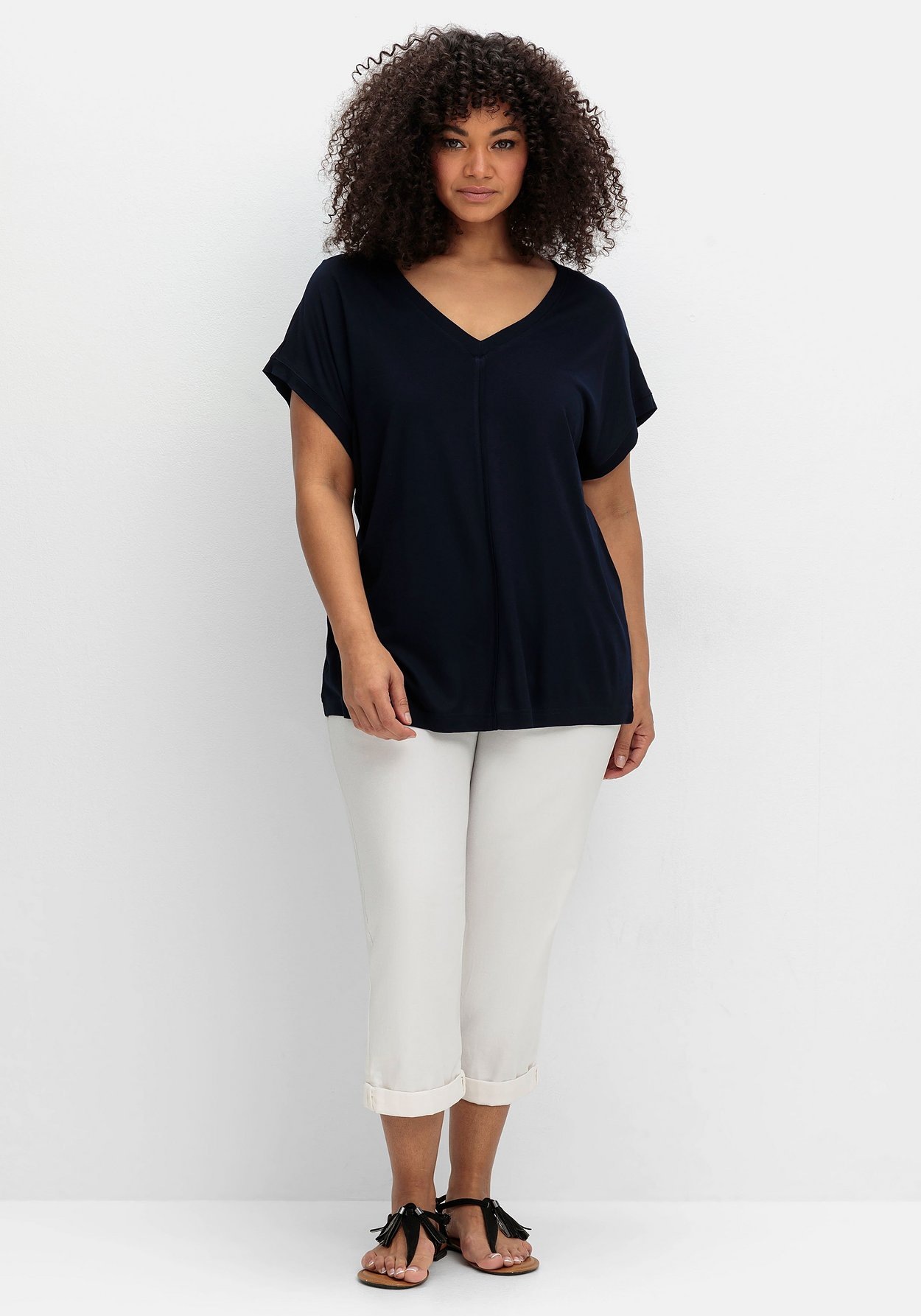 Sheego T-Shirt »Shirt mit V-Ausschnitt und Zierpaspel vorn«