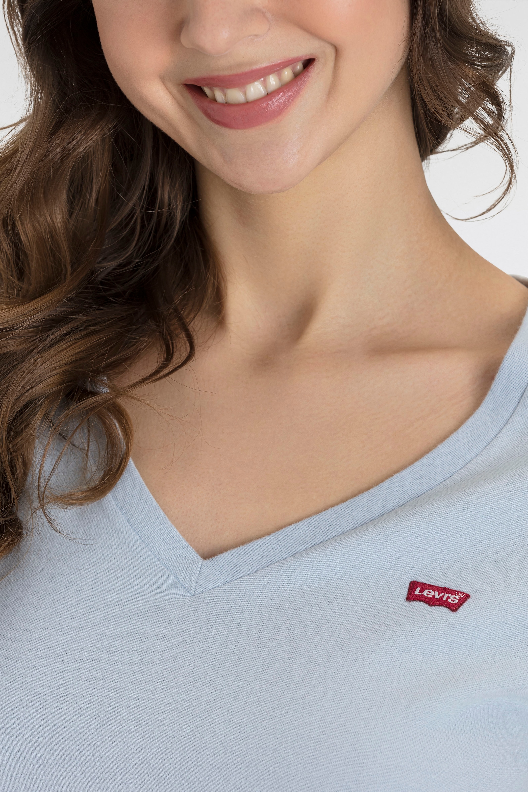 Levi's® V-Shirt »Perfect Tee«, mit kleinem Batwing- Logo