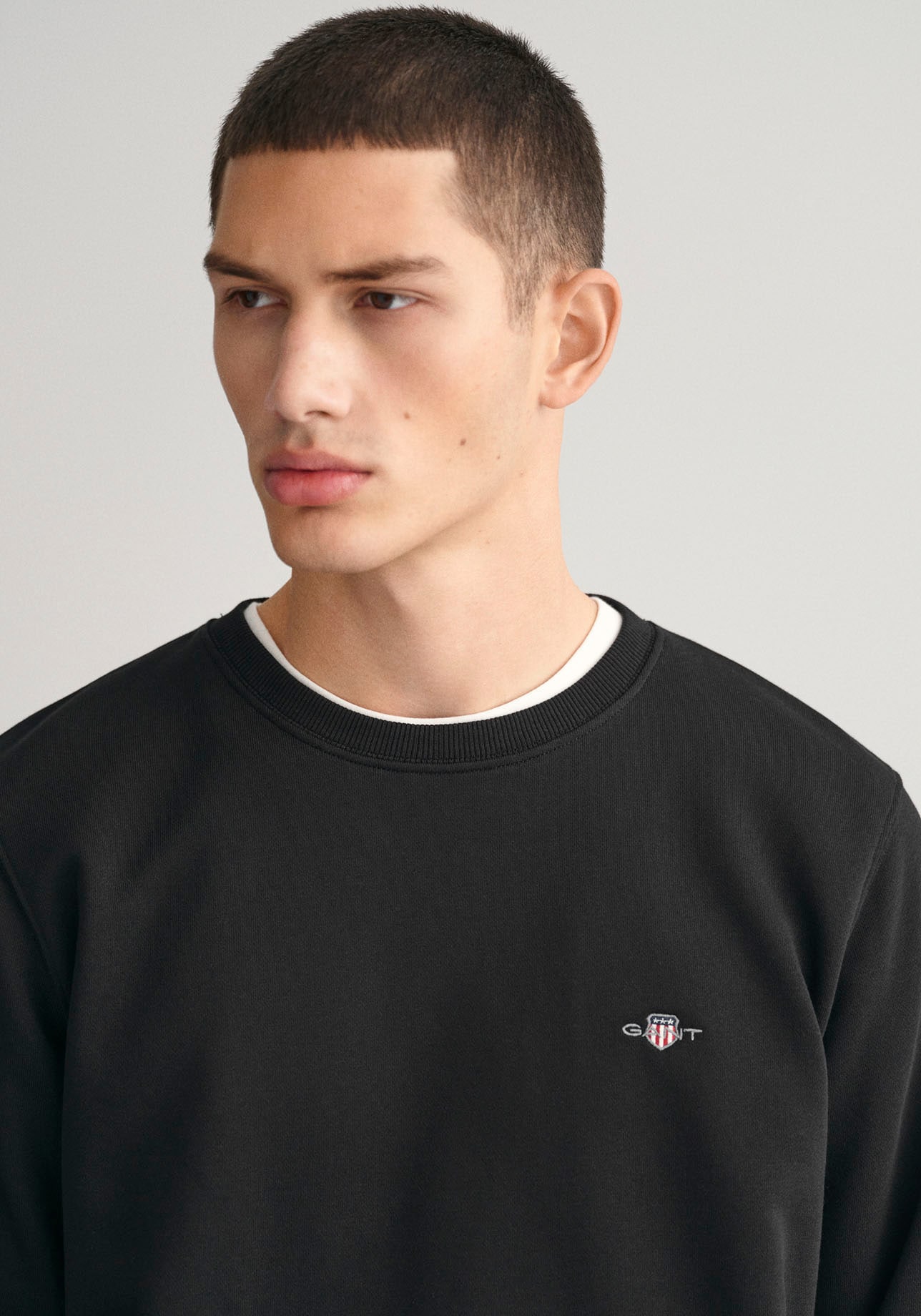 Gant Sweatshirt »REG SHIELD C-NECK SWEAT«, mit Logostickerei auf der Brust