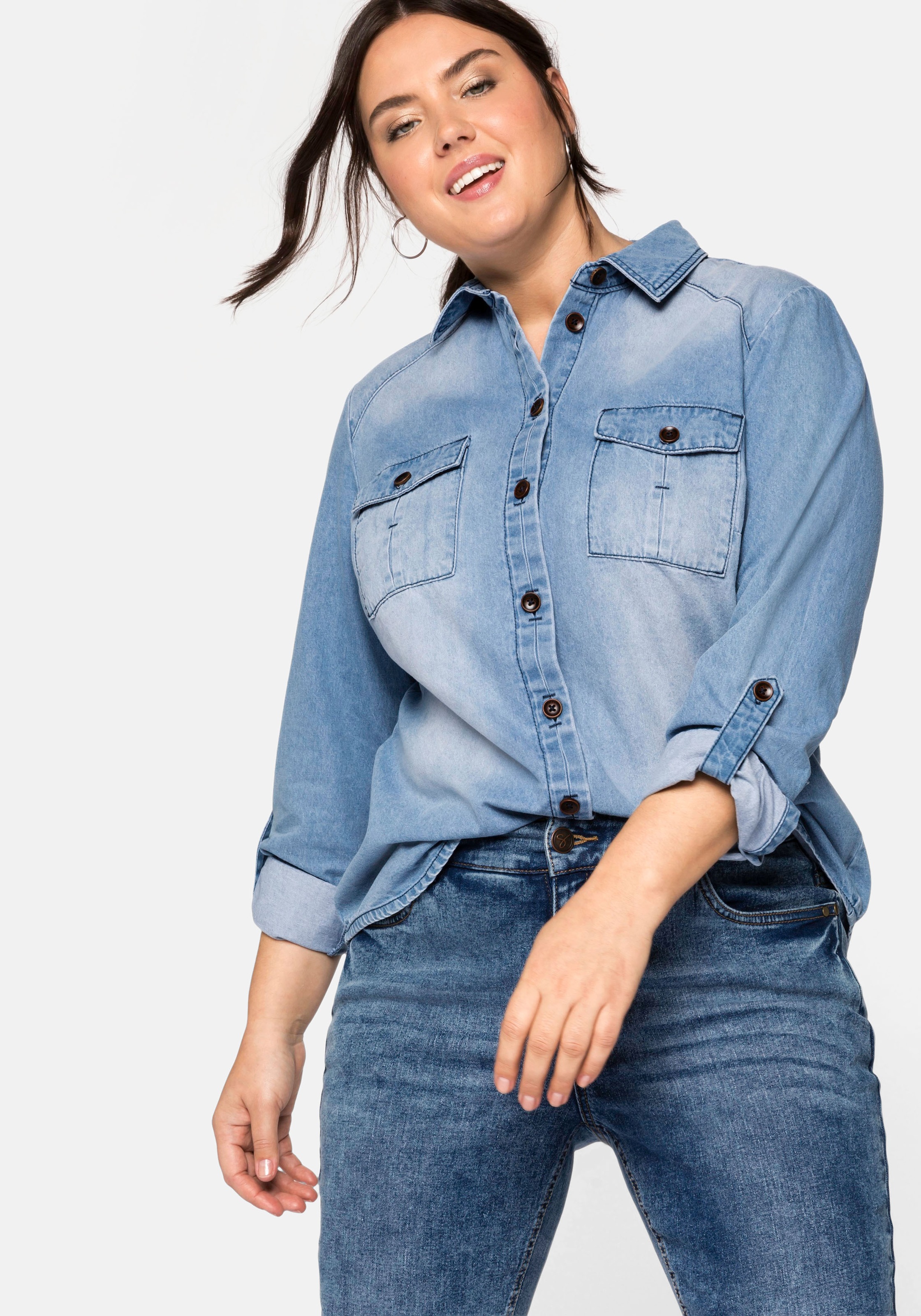 Sheego Jeansbluse, mit Pattentaschen, in leichter Qualität