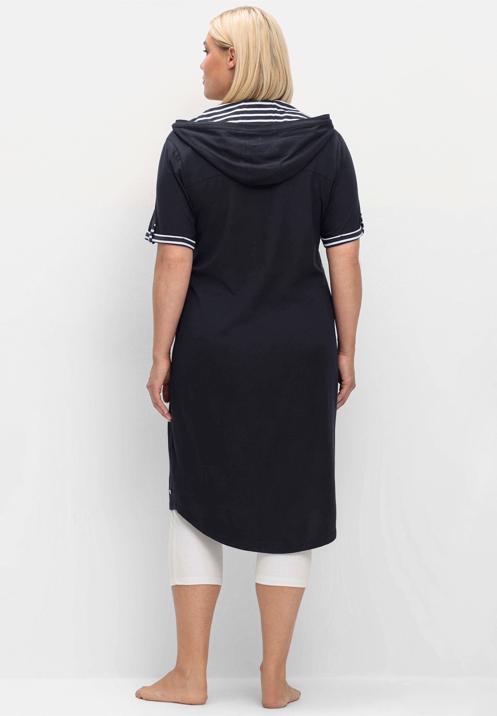 Sheego Shirtkleid »Shirtkleid Freizeitkleid mit Kontrastdetails« Ohne Tasche mit Kontrastdetails und längerem Rücken