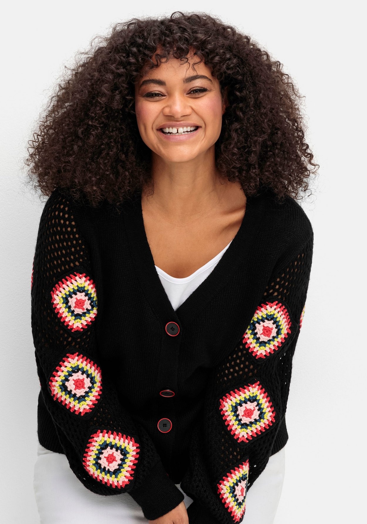 Sheego Strickjacke »Strickjacke mit aufgenähten Häkelpatches«