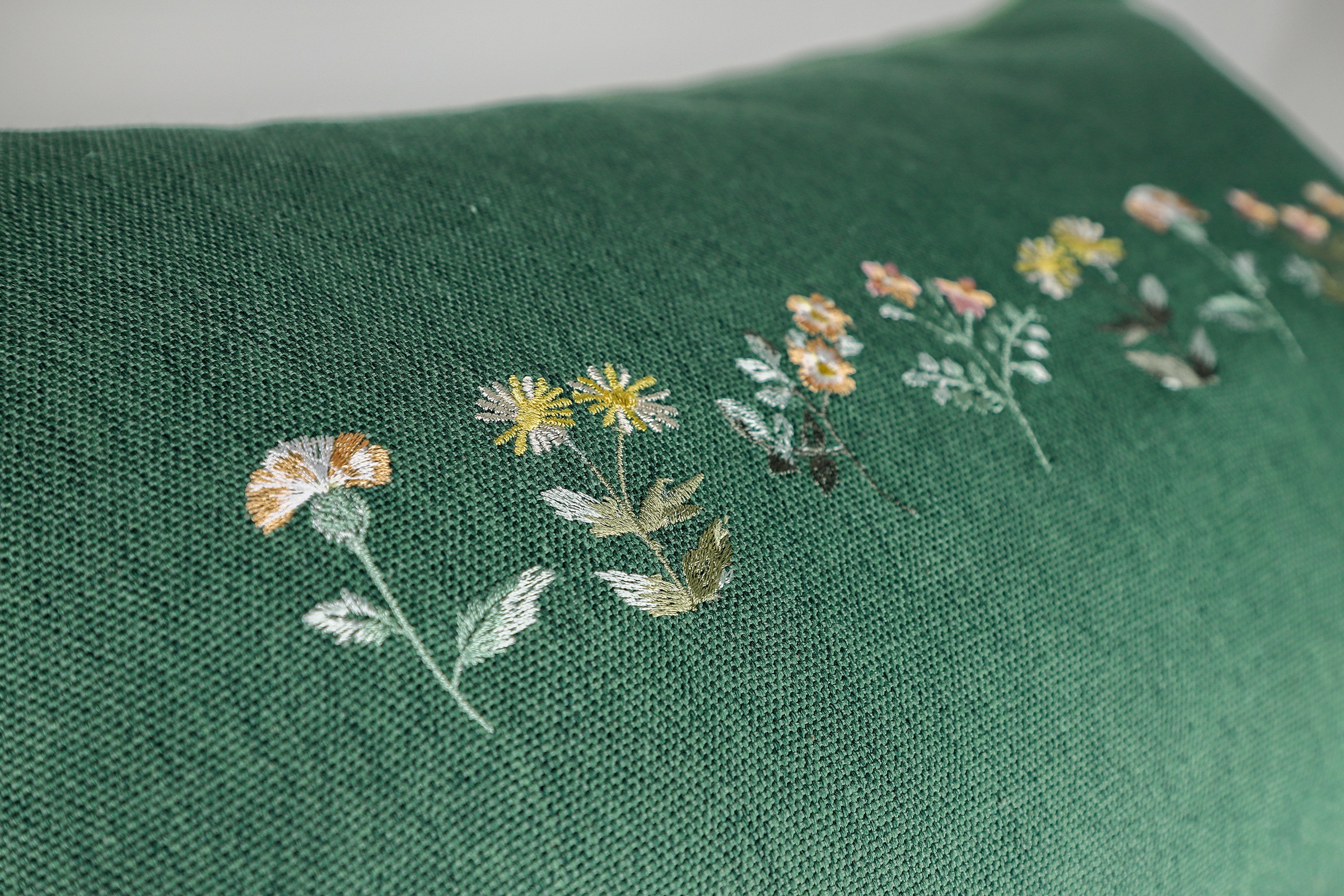 TOM TAILOR HOME Kissenbezug »Meadow« Blickfang mit Blumenstickerei