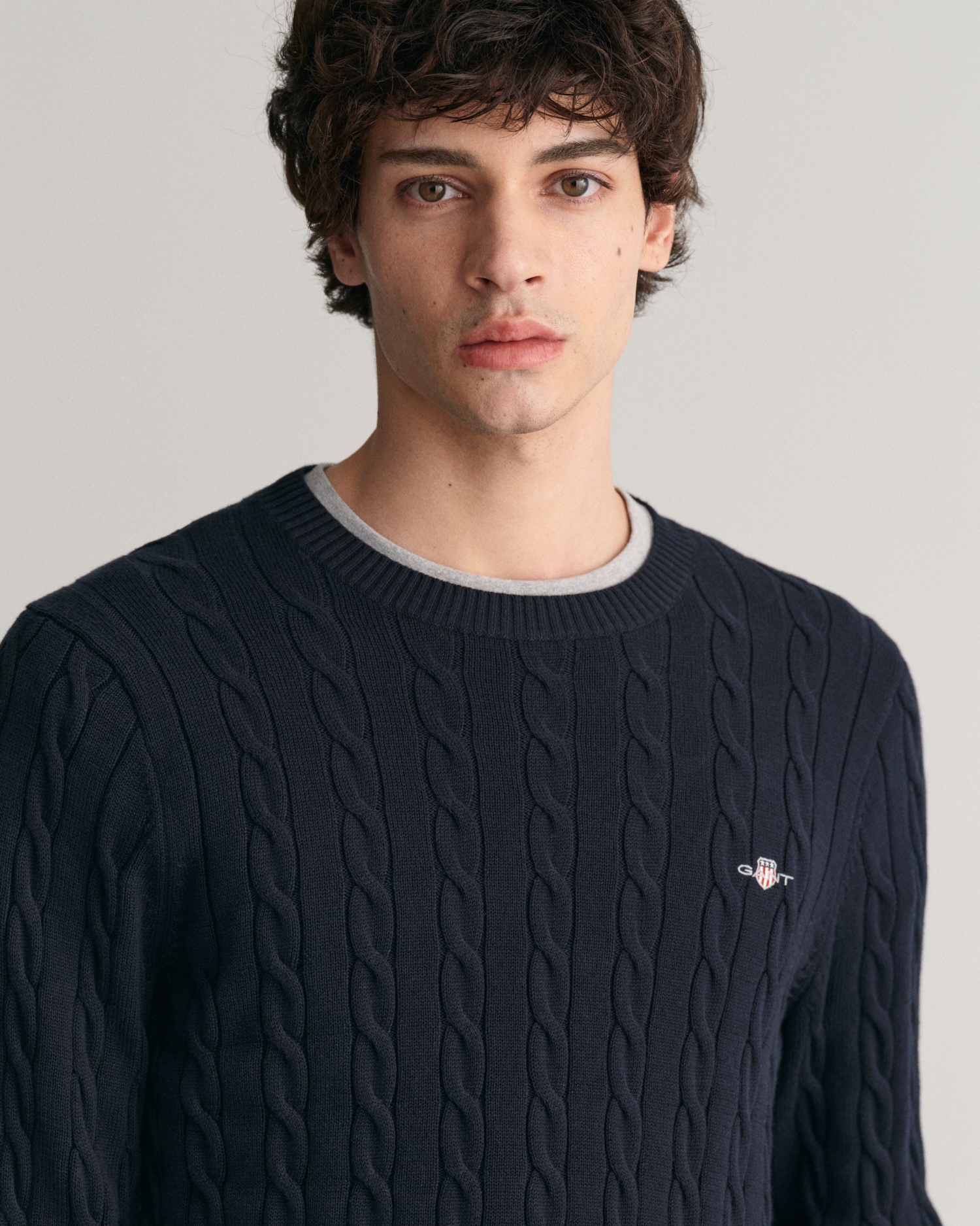 Gant Strickpullover »COTTON CABLE C-NECK«, mit Wappen-Logostickerei auf der Brust