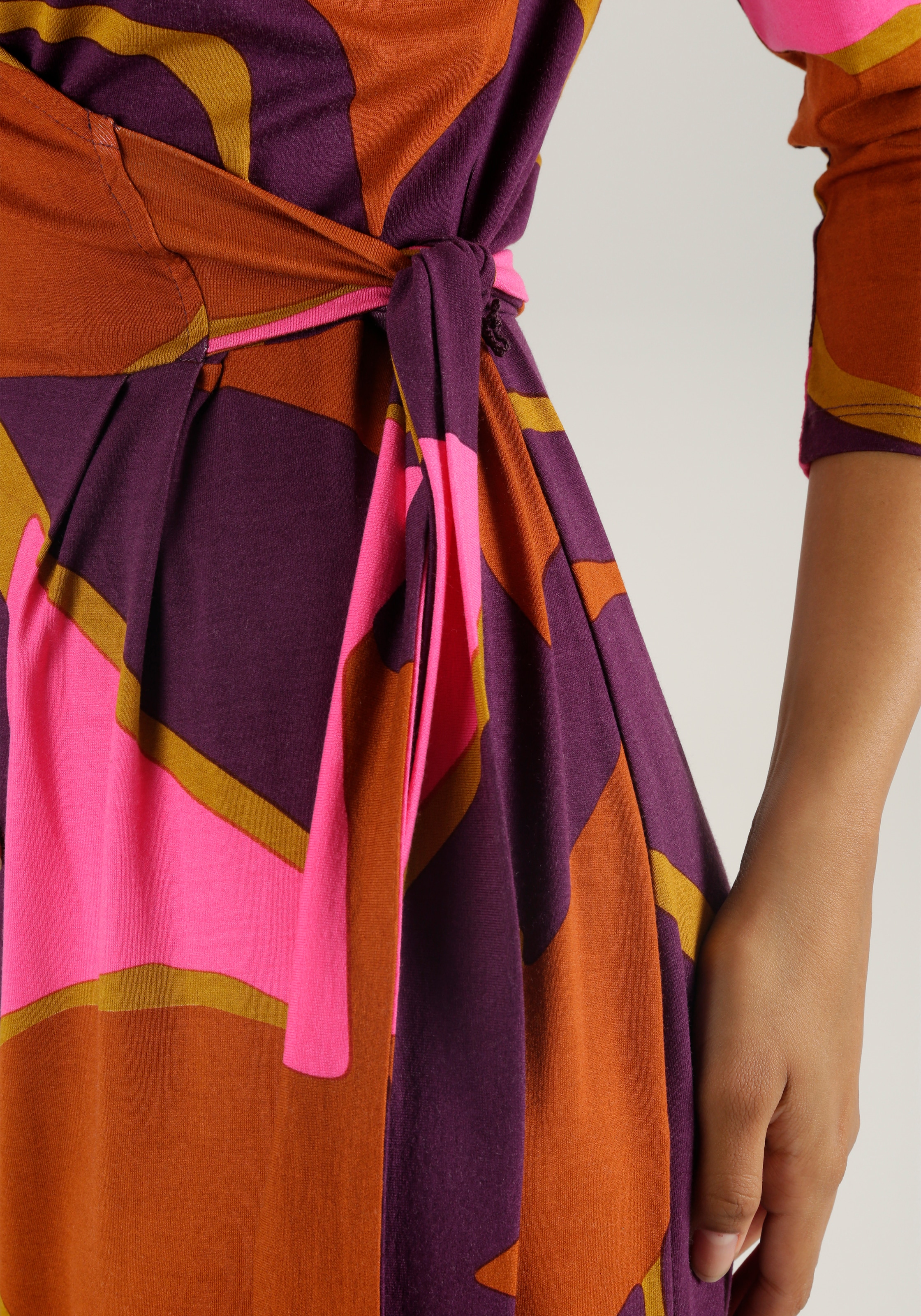 Aniston SELECTED Jerseykleid, mit verführerischem Ausschnitt und trendy Druck