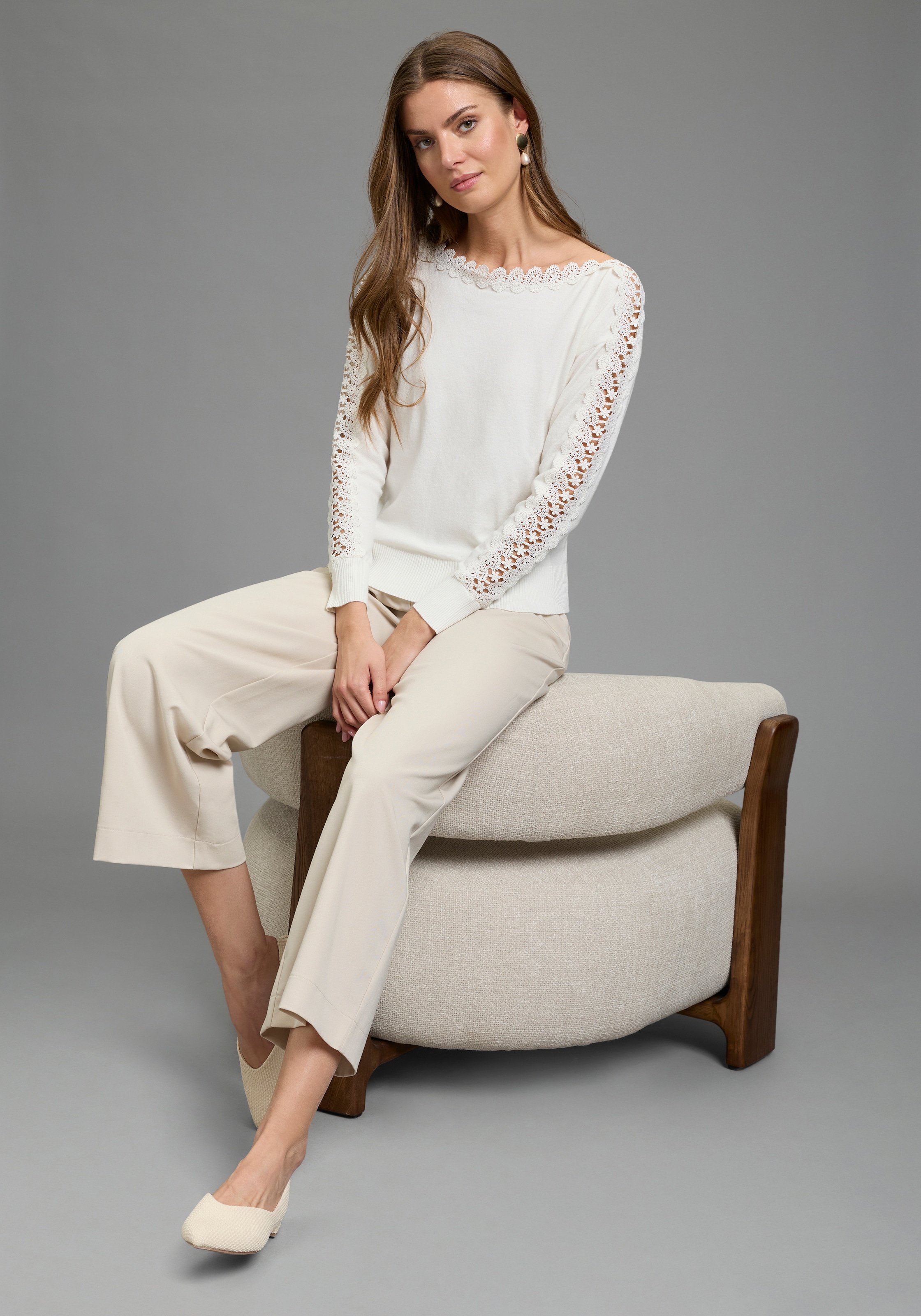 Laura Scott Strickpullover mit femininem Spitzeneinsatz aus Viskosemischung