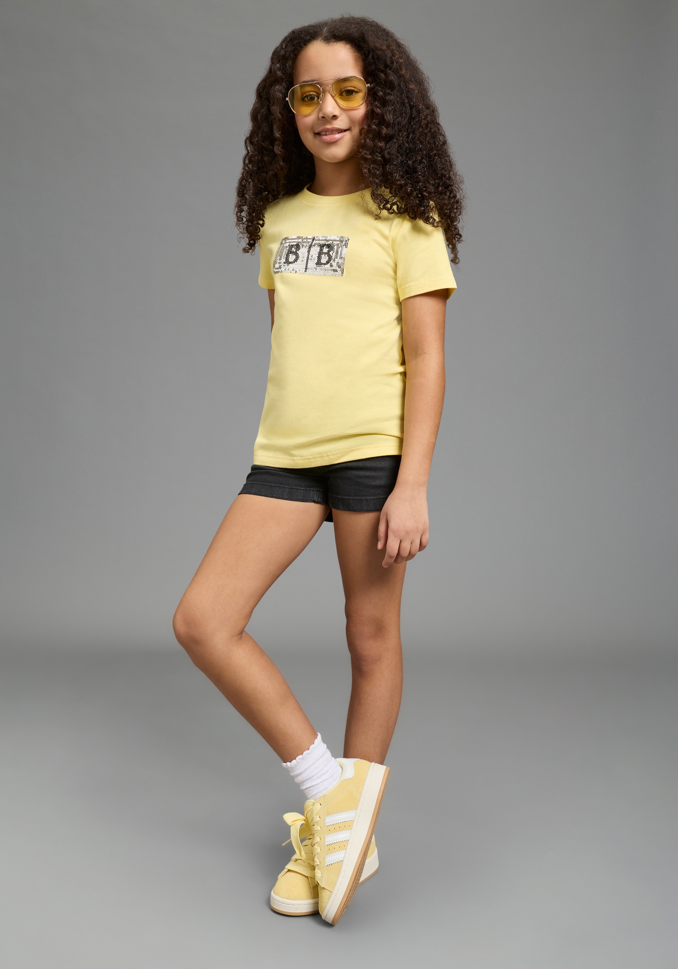 Bruno Banani T-Shirt »Banani Paillettenshirt für modische Girls« modische Basic-Passform, Kurzarm, mit Pailletten und Print
