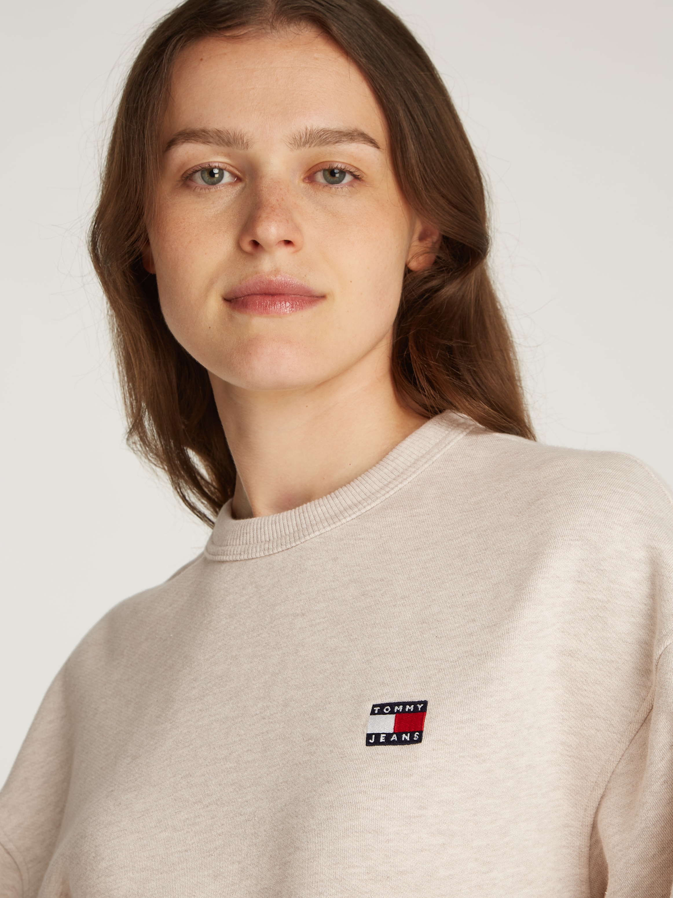 Tommy Jeans Sweatshirt »TJW BXY BADGE CREW«, mit Logo-Badge
