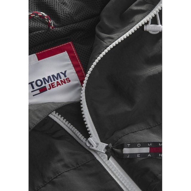 Tommy Jeans Plus Windbreaker »TJM PLUS CHICAGO WINDBREAKER«, mit Kapuze,  mit kleiner Logo-Prägung an den Zippern online shoppen bei OTTO