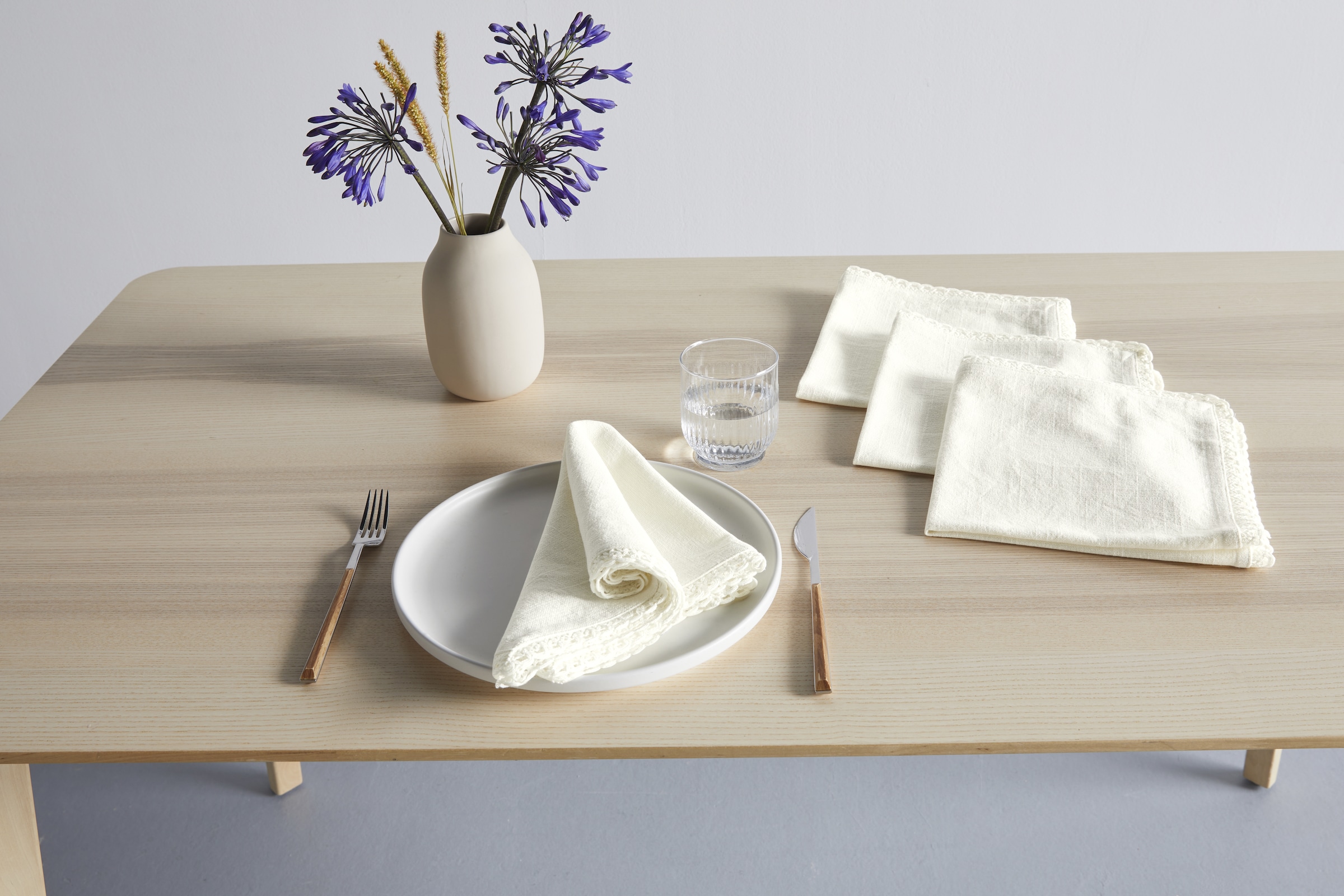 OTTO home Stoffserviette »Elyna«, (4 St.), uni, mit schöner Spitze, weiche Haptik, 45x45 cm, Leinenoptik