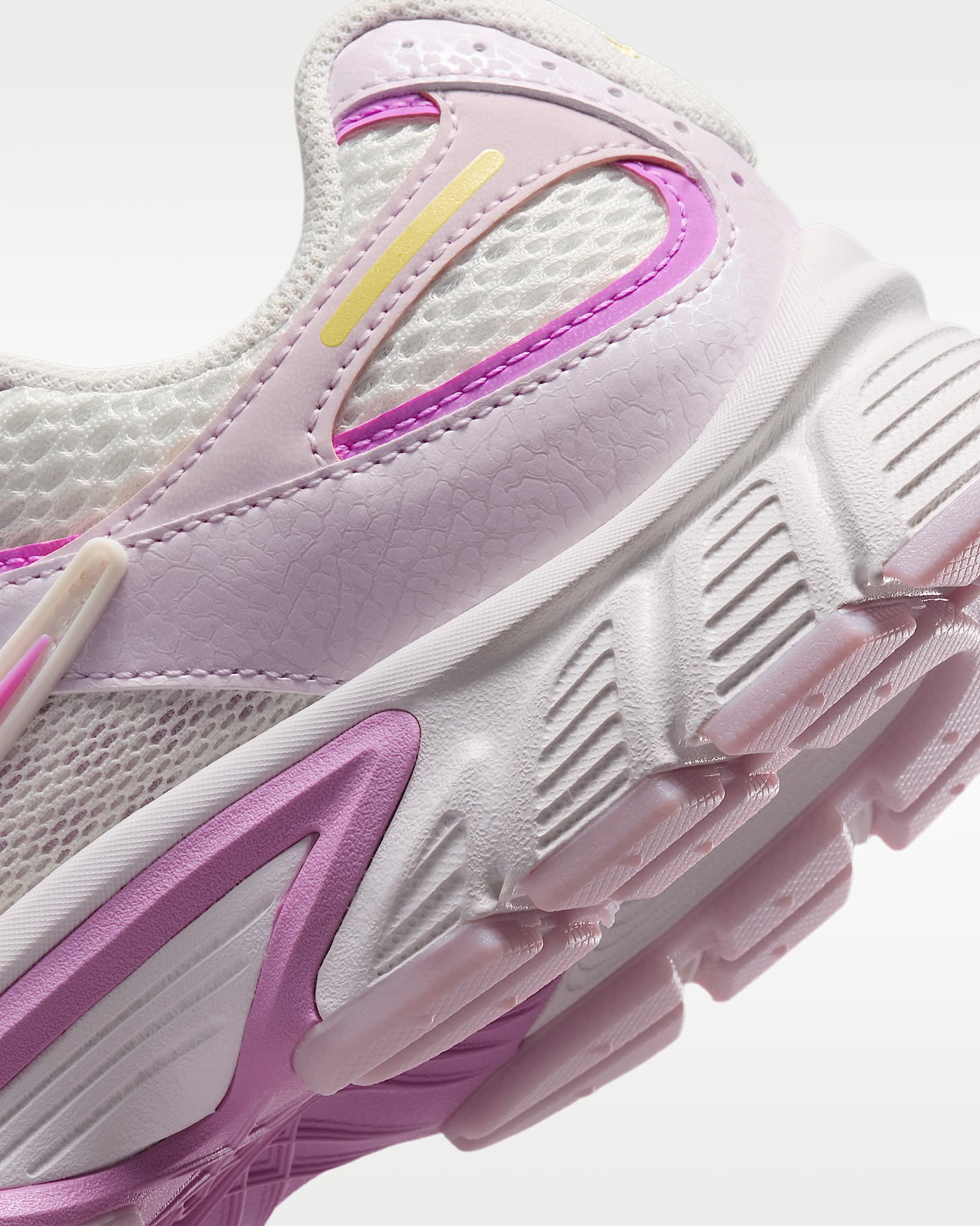 Nike Sportswear Sneaker »W V5 RNR DF«  inspiriert vom Design des Y2K Nike Vomero 5