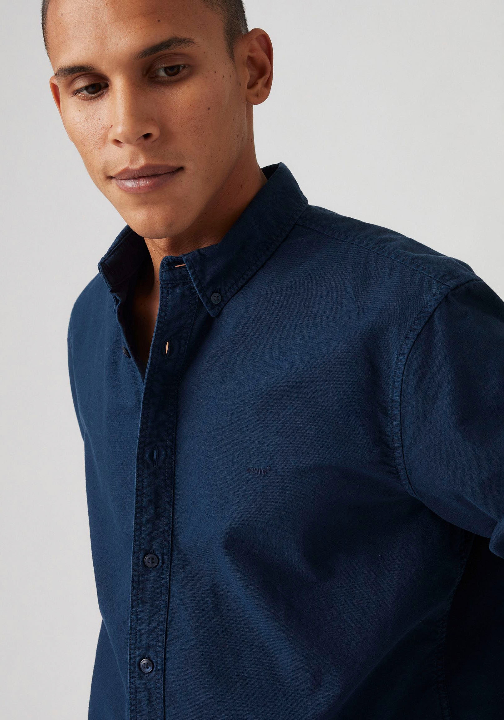 Levi's® Langarmhemd »AUTHENTIC BUTTON DOWN«, mit Ton-in-Ton Logostickerei auf der Brust