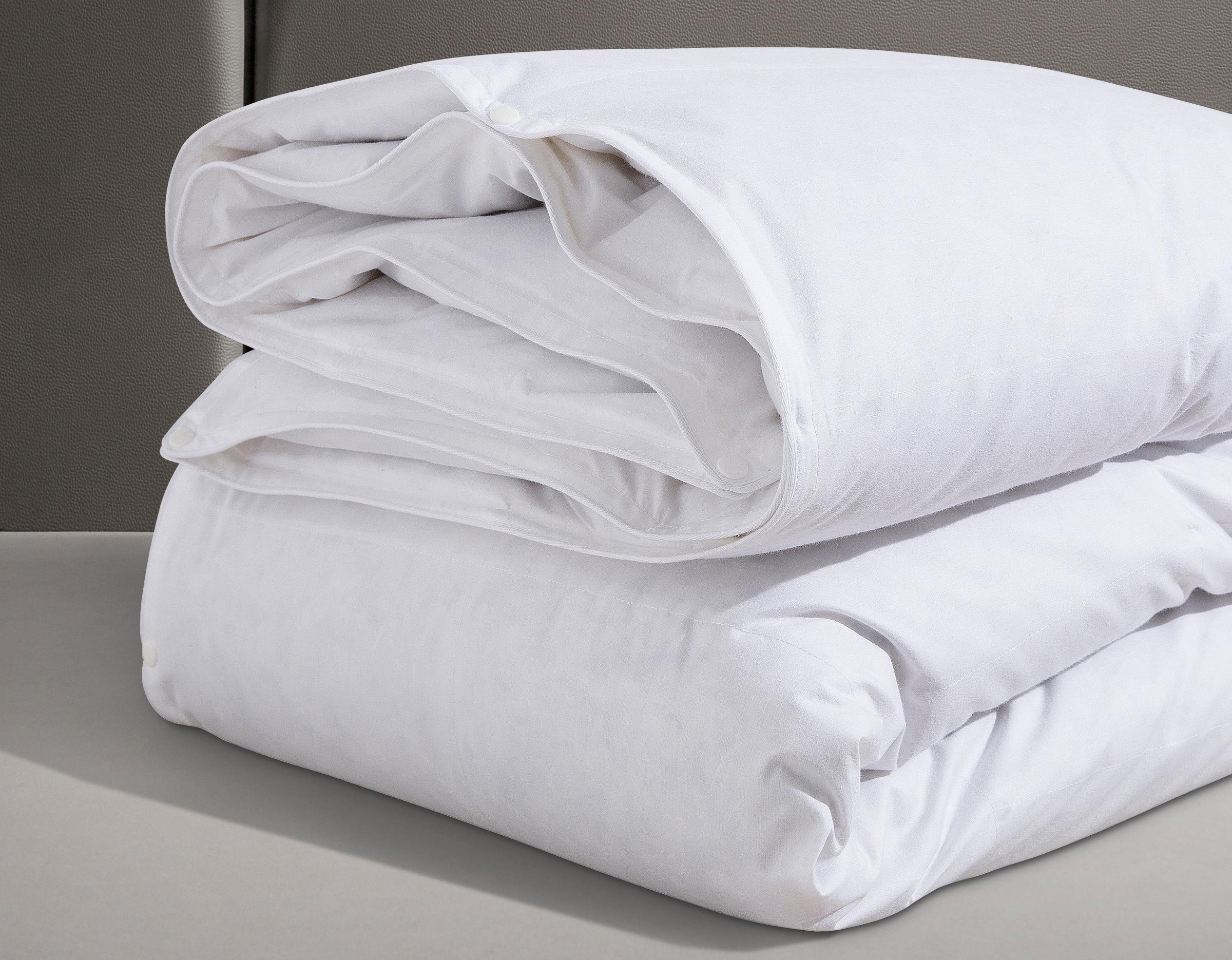 Hanse by RIBECO Daunenbettdecke »Jonas, 4-Jahresbettdecke 135x200 & 155x220 cm«, 4-Jahreszeiten, Füllung 60% Daunen, 40% Federn, Bezug 100% Baumwolle, (1 St.), Schlafkomfort fürs ganze Jahr!