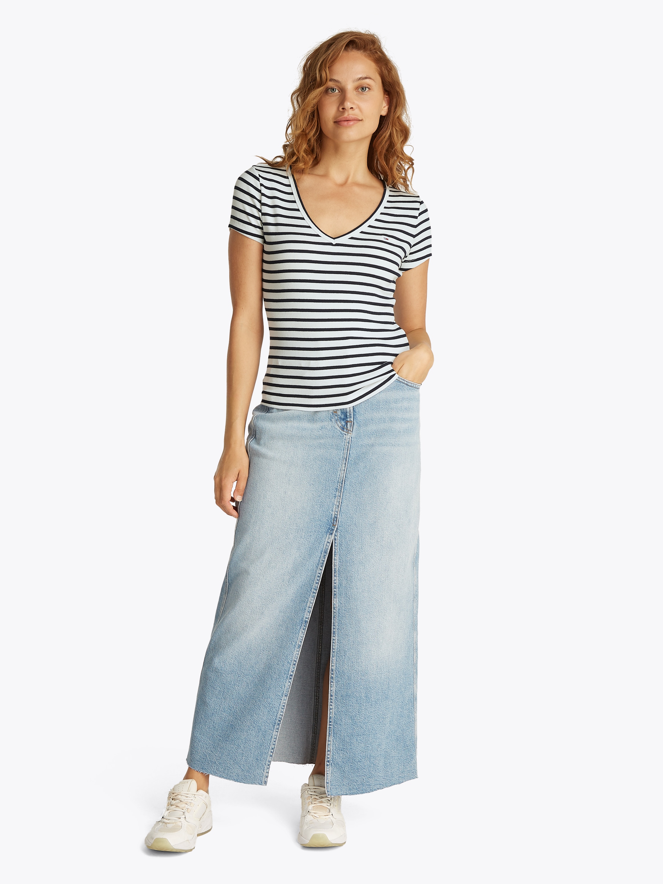 Tommy Jeans Kurzarmshirt »TJW SLIM ESSENTIAL RIB V SS« mit gerippter Struktur