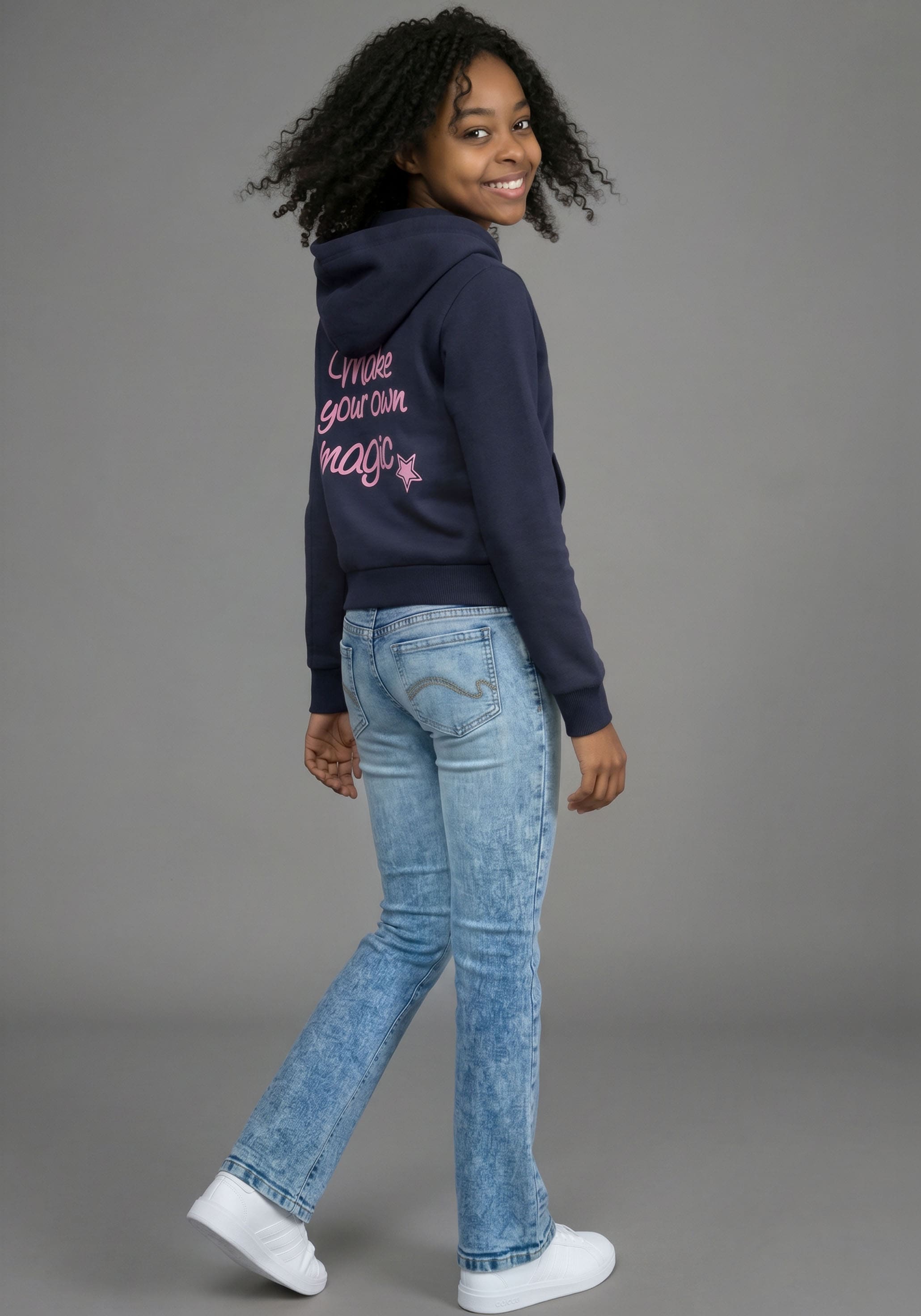 KIDSWORLD Kapuzenshirt »Slogan Hoodie: MAKE YOUR OWN MAGIC« Shirt mit Front- und Rückendruck, kurze Schnittform, Statement-Print