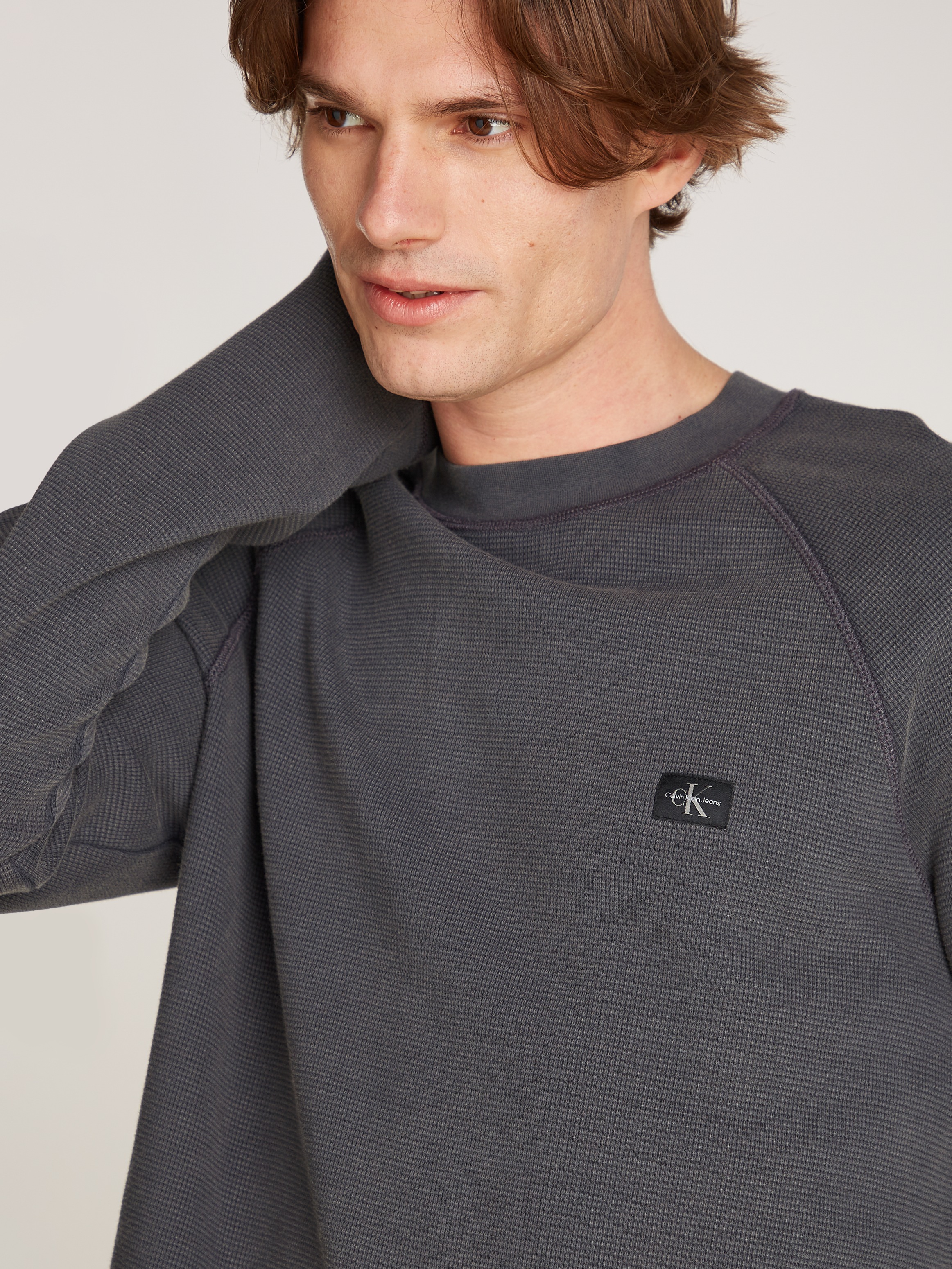 Calvin Klein Jeans Langarmshirt »WASHED WOVEN LABEL WAFFLE RAGLAN«, in gewaschener Qualität