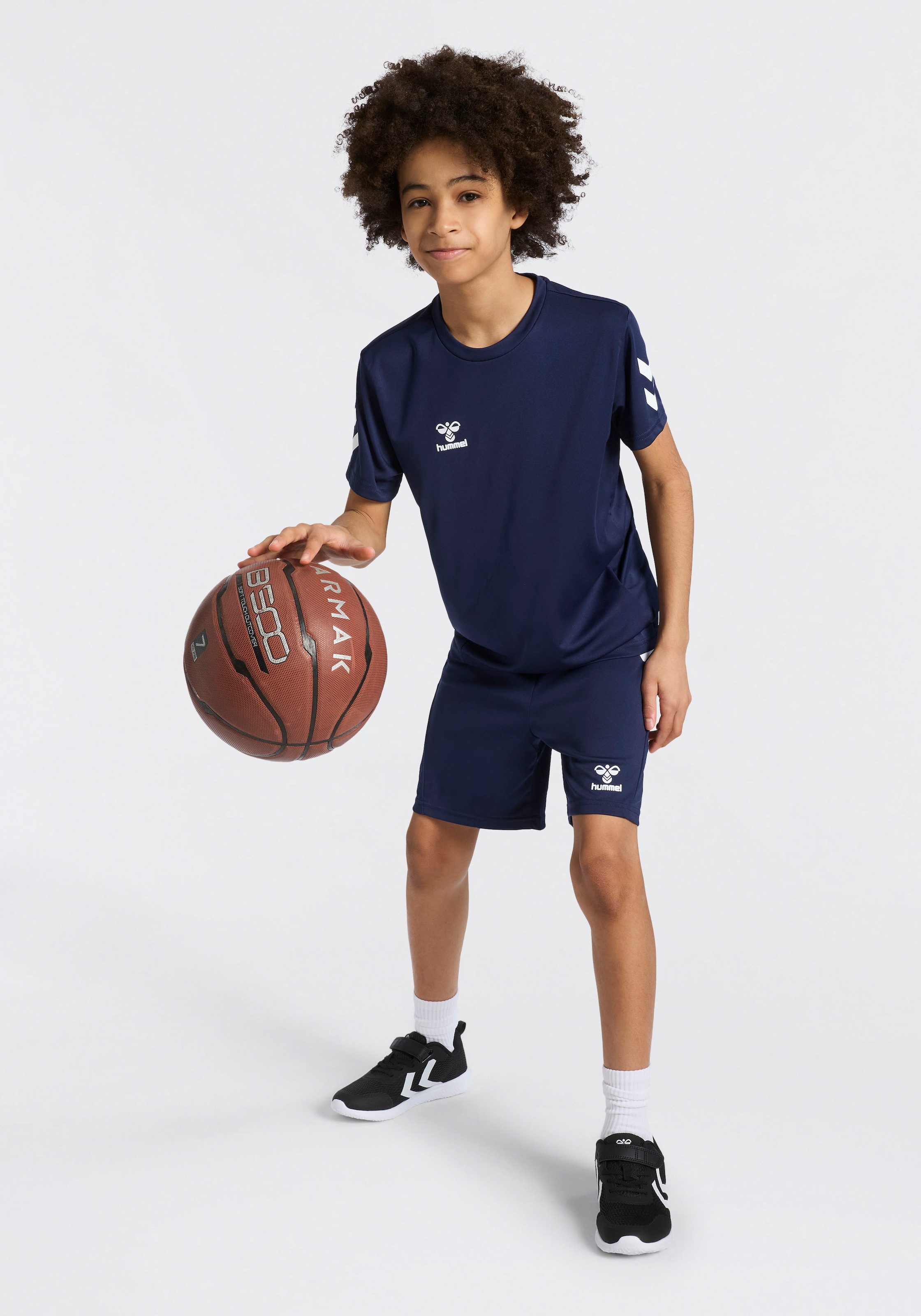 hummel T-Shirt & Shorts »HMLLOGO SET KIDS« Set, 2, 2 mit elastischem Bund, aus Polyester, pflegeleicht, sportlicher Stil