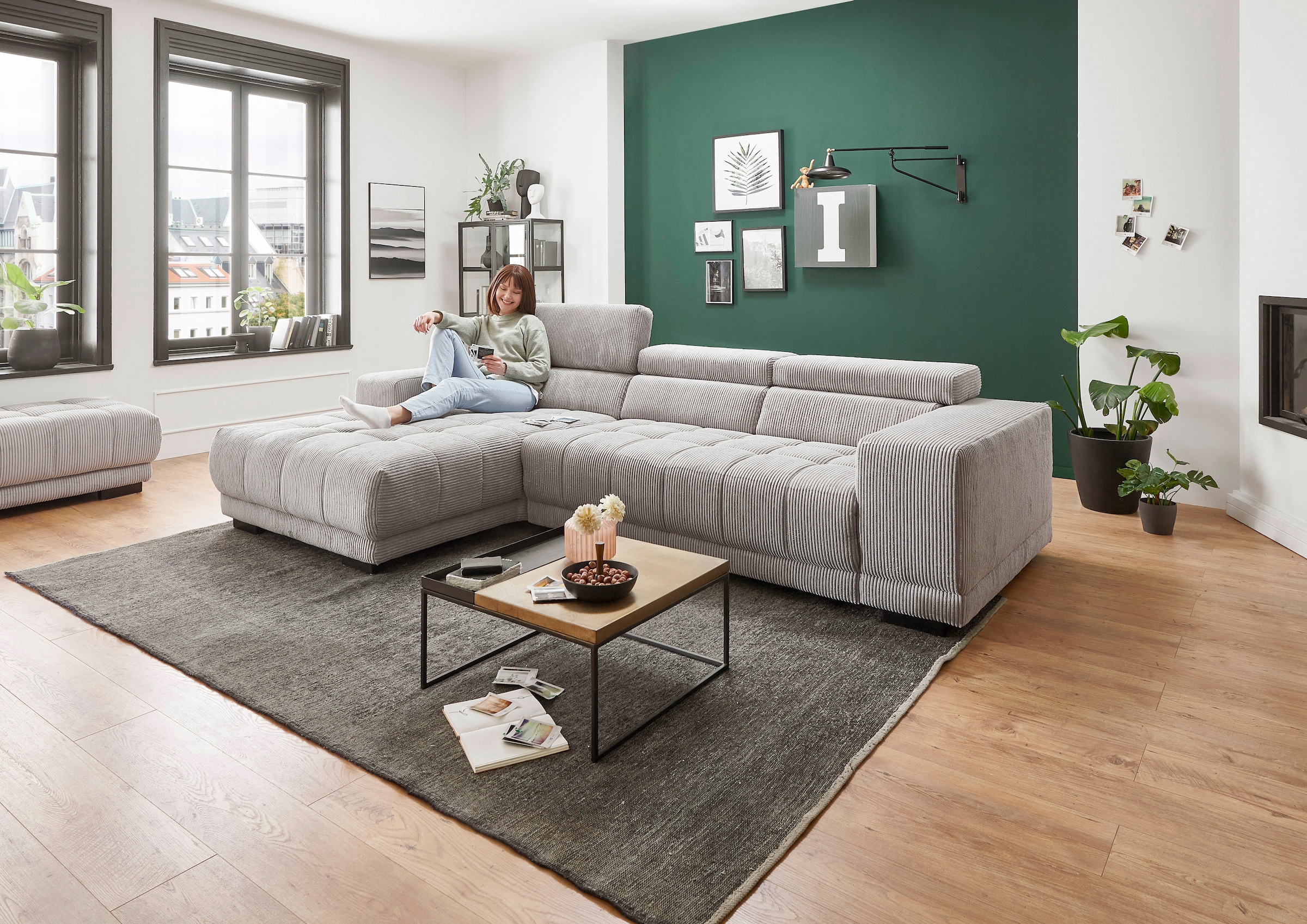 Die PlanBar Ecksofa »MP-IN15053 L-Form schmaler Schenkel« wahlweise mit Kopfteilverstellung und manueller Vorziehbank