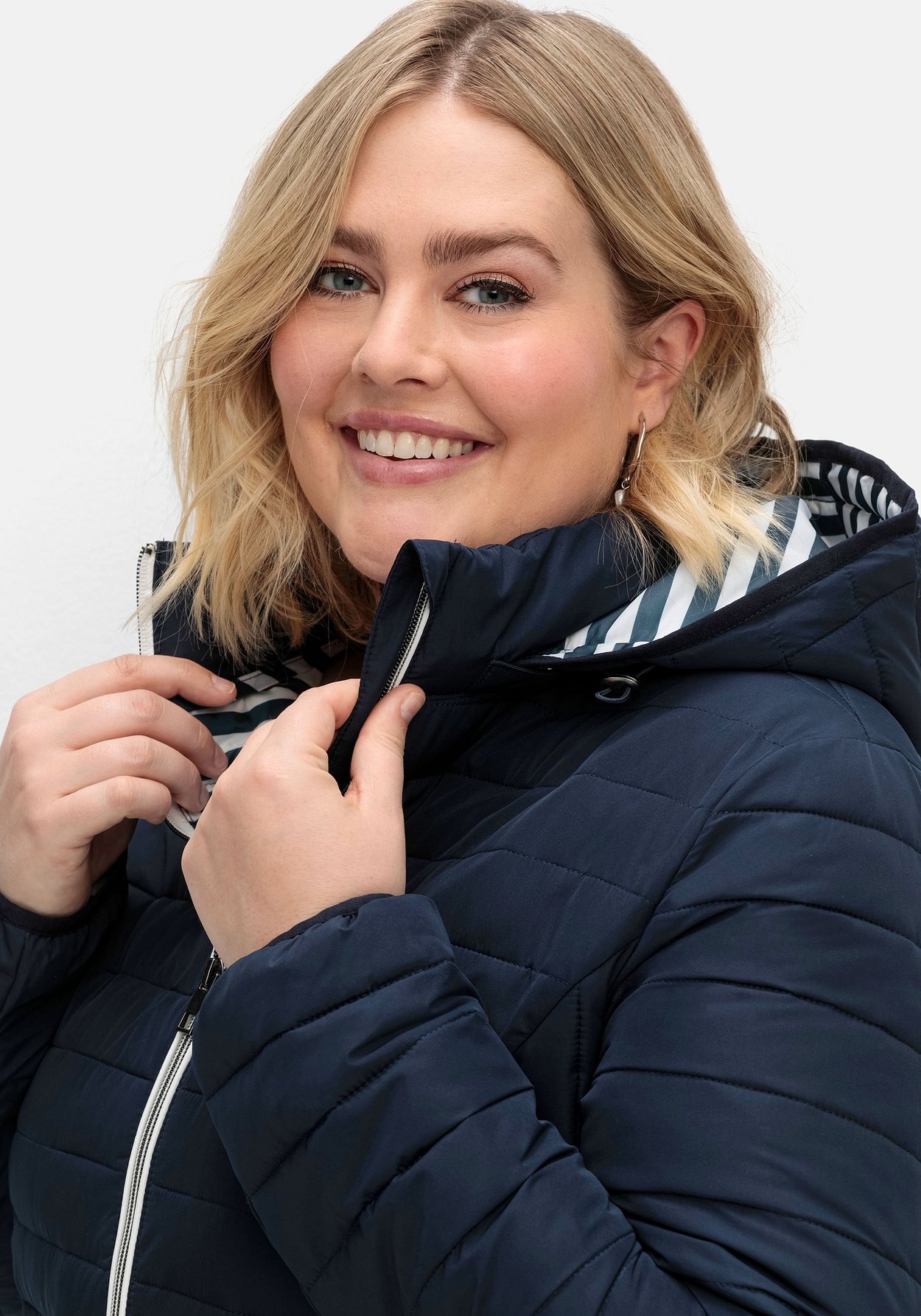 Sheego Steppjacke »Steppjacke leicht wattiert, mit abnehmbarer Kapuze«