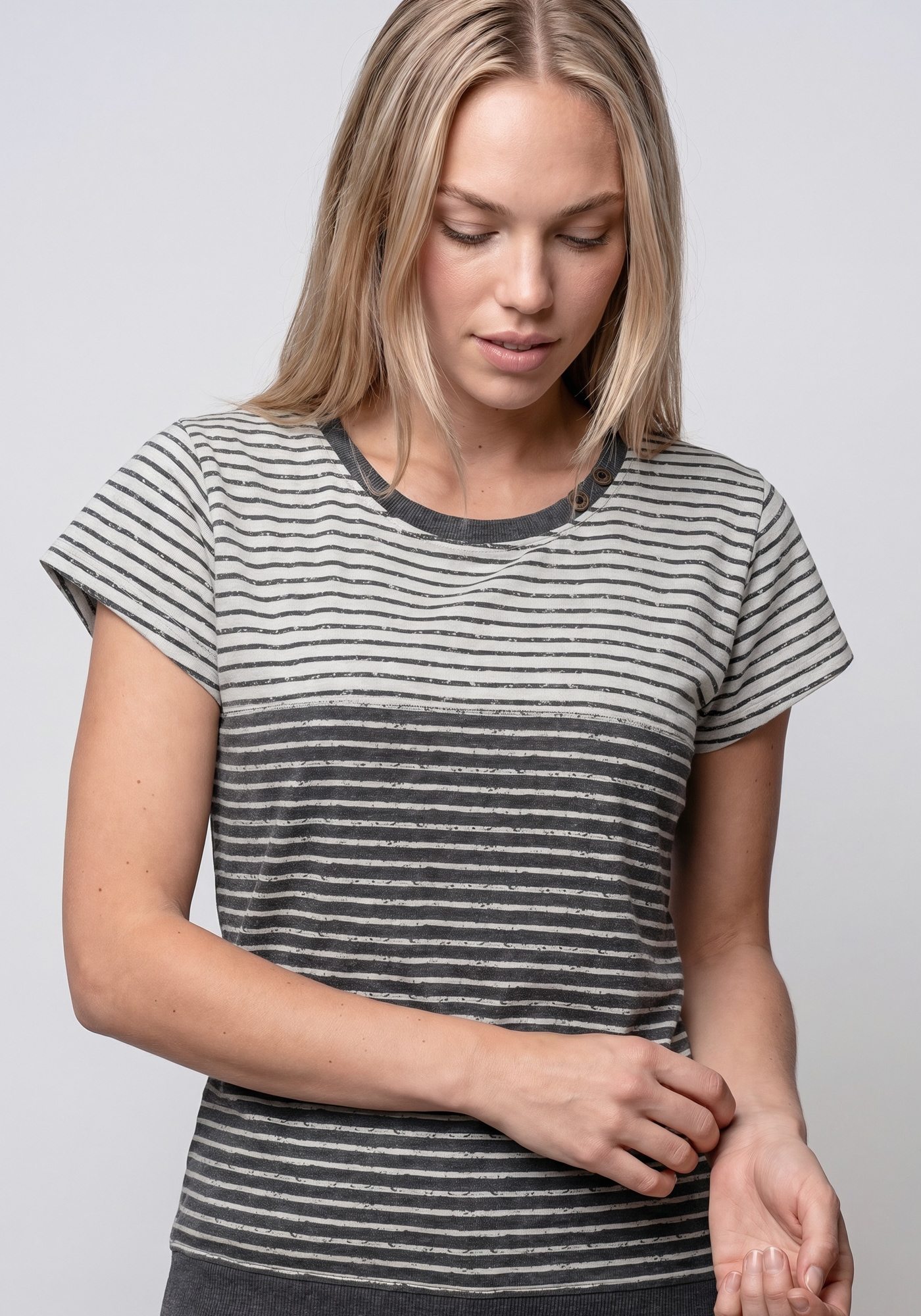 Alife & Kickin Rundhalsshirt »CosmaAK B« vielseitiges Basic-Shirt mit Streifen und breitem Saum