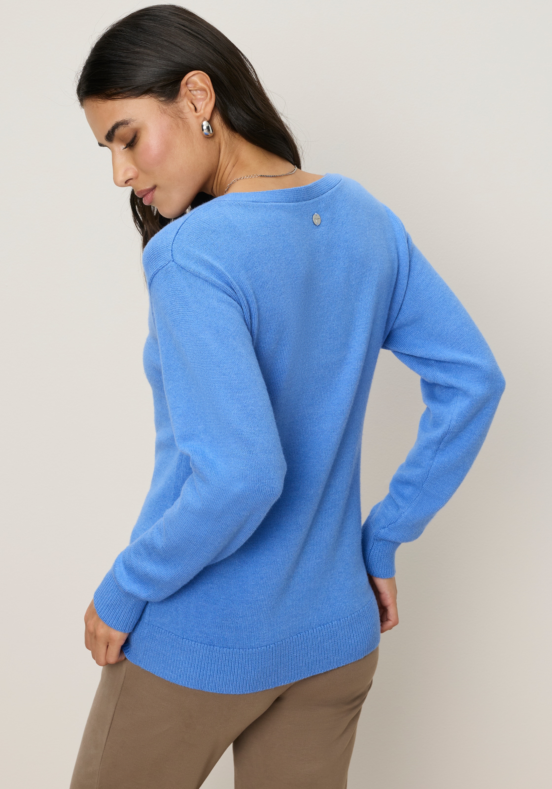 Tamaris V-Ausschnitt-Pullover »mit lockerem Schnitt, aus fließender Viskose-Qualität« mit Frontbiese, aus weicher Viskosemischung