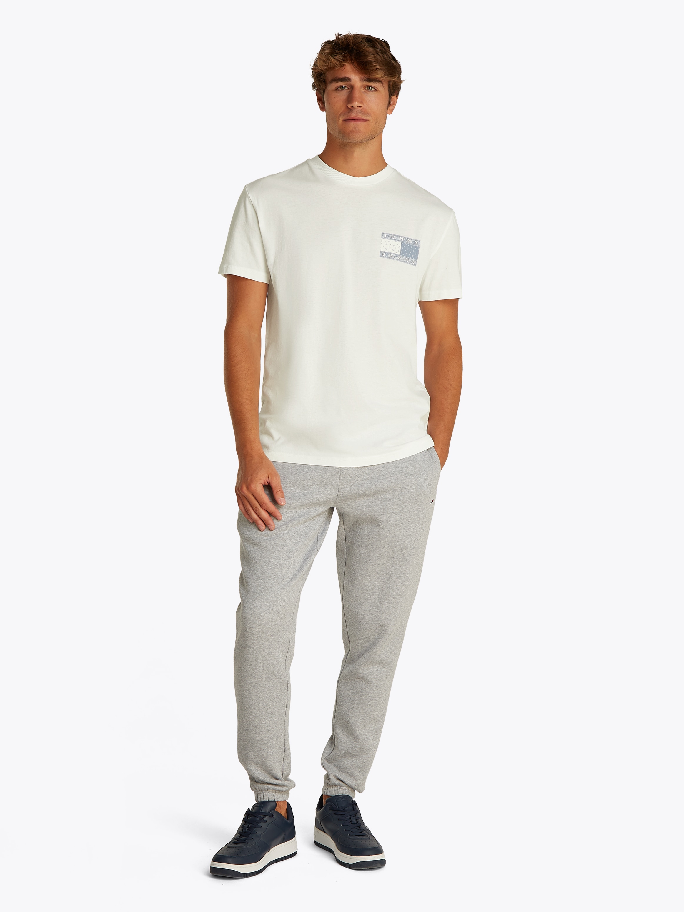 Tommy Jeans Kurzarmshirt »TJM REG PAISLEY FLAG TEE EXT«, Mit Rundhalsausschnitt