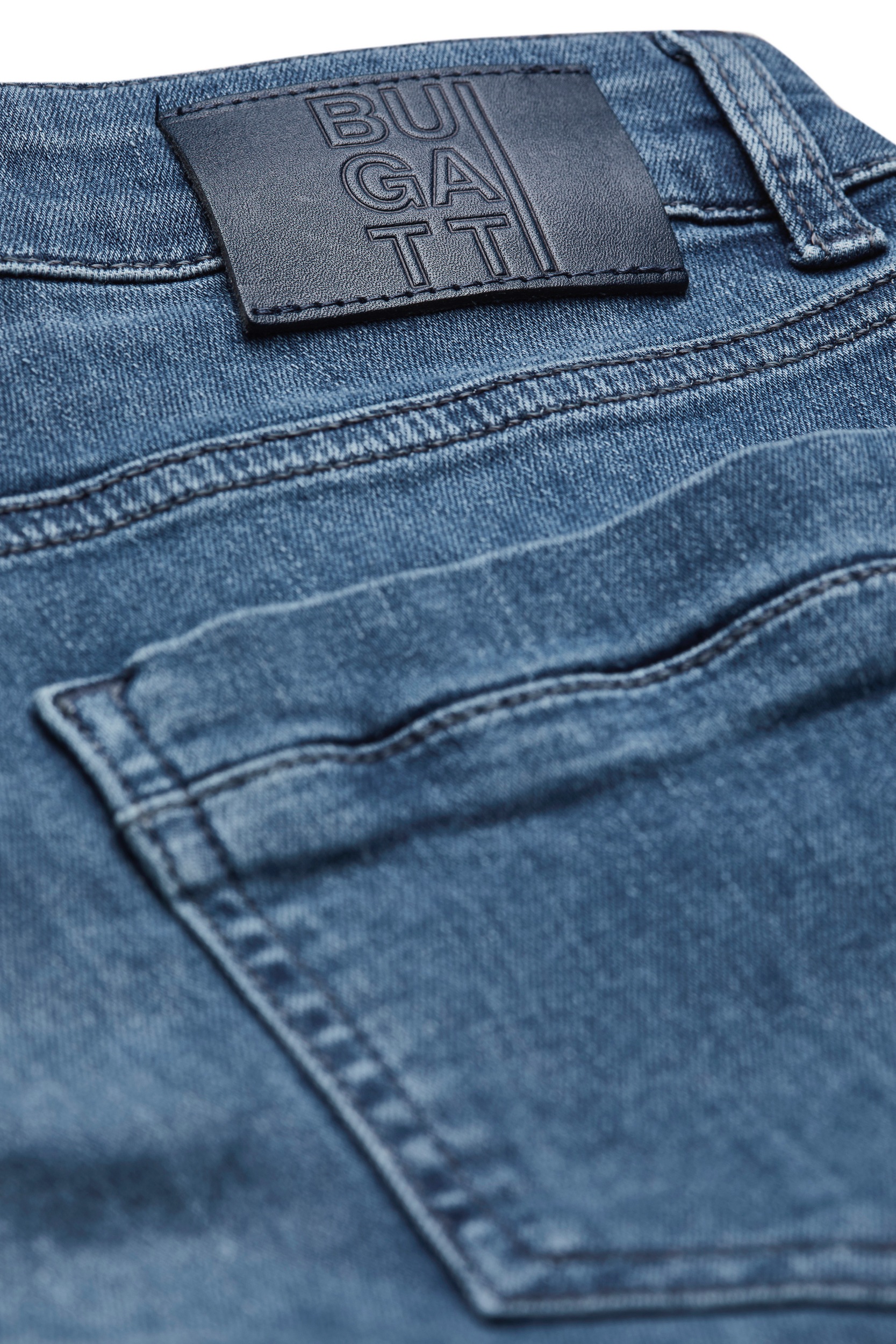 bugatti 5-Pocket-Jeans, mit geradem Beinverlauf