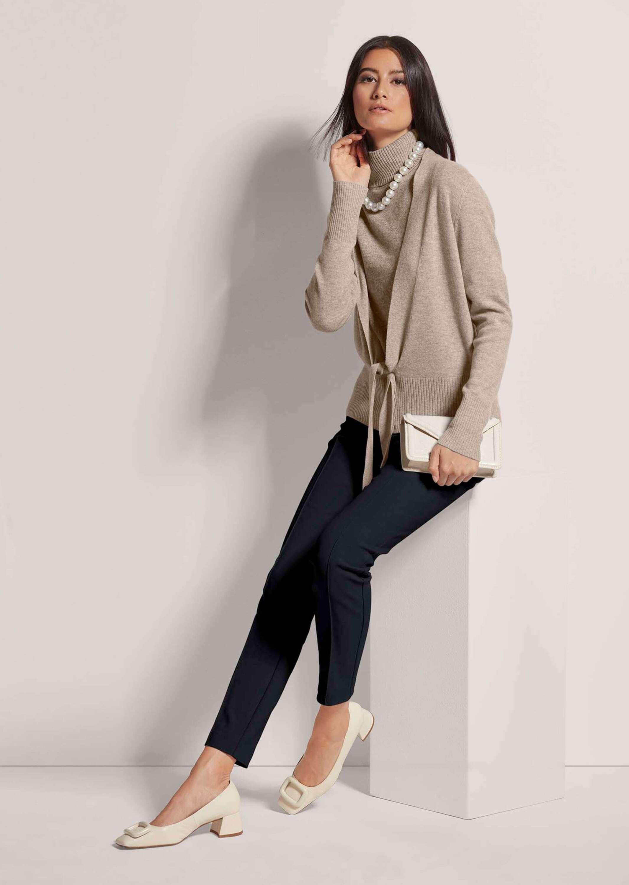 MADELEINE Strickjacke »Strickjacke Kaschmir-Strickjacke mit tiefem V-Ausschnitt und Bindeband«