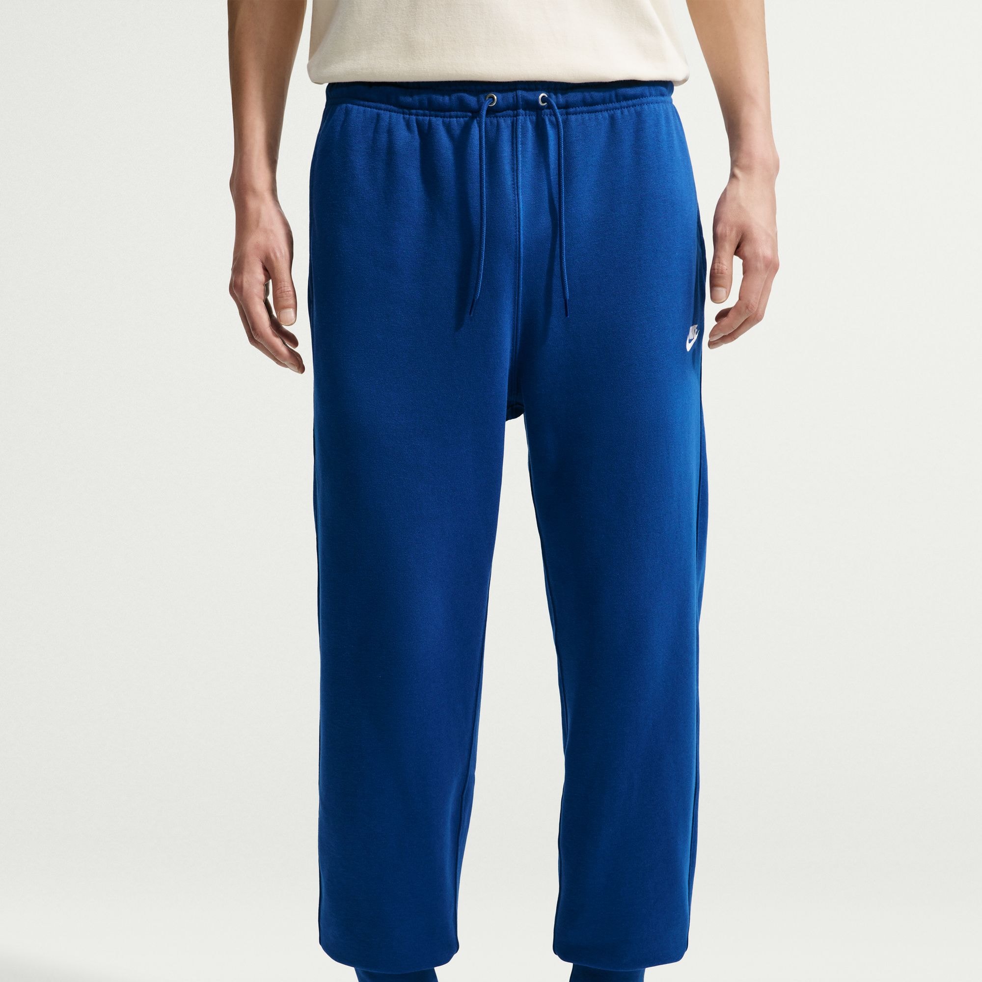 Nike Sportswear Sporthose »M NK CLUB FT JOGGER«  mit Eingrifftaschen und Gesäßtasche mit Druckknopf