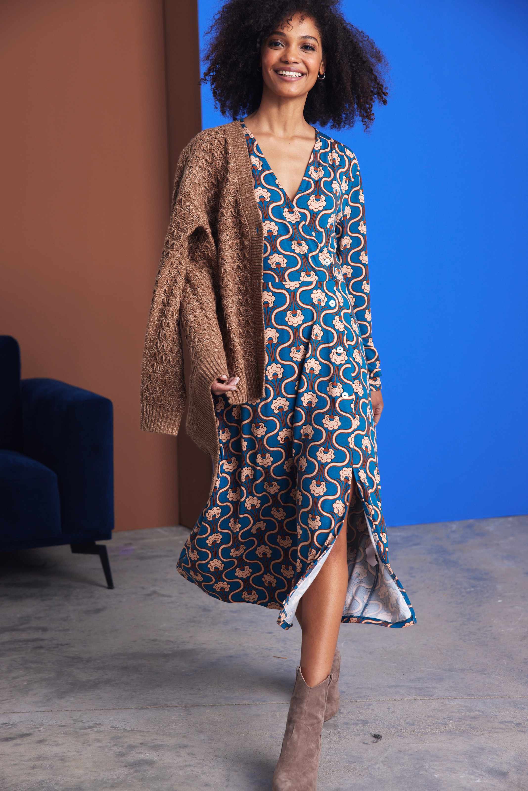 Aniston CASUAL Jerseykleid, mit trendigem Retromuster bedruckt