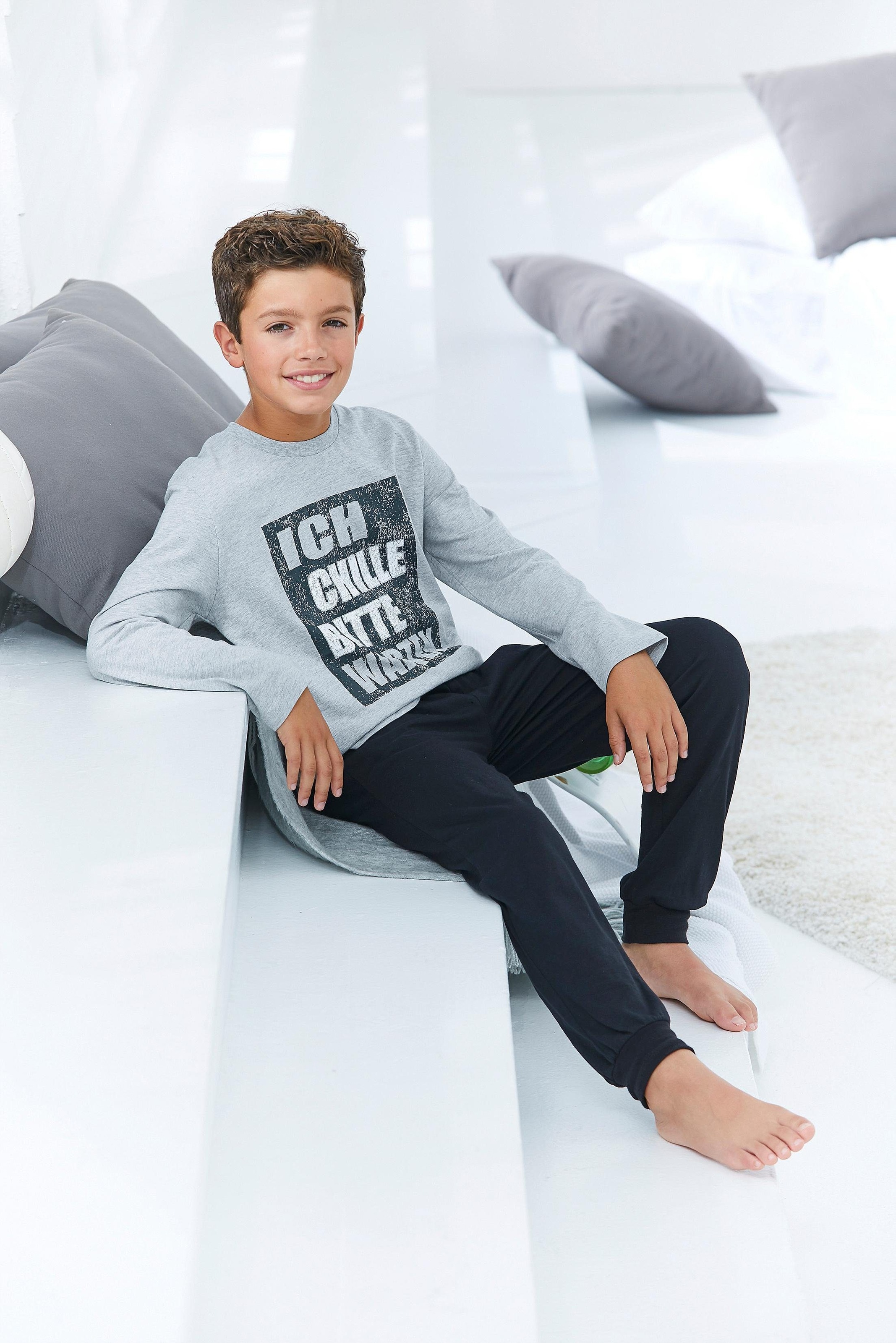 AUTHENTIC LE JOGGER Pyjama, (2 tlg., 1 Stück), Schlafanzug mit Spruch "Ich chille bitte warten"