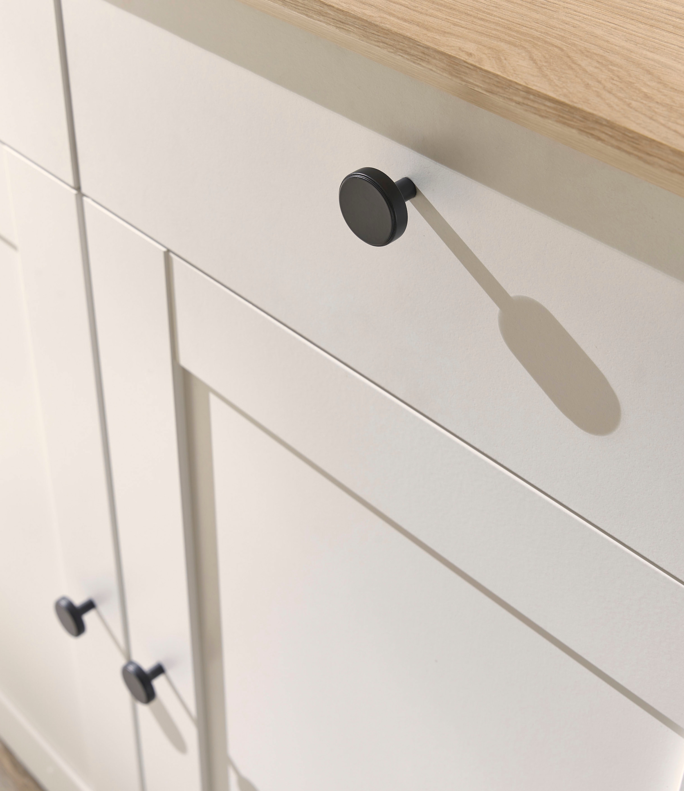 OTTO home Sideboard »Brest, Schrank im Landhausstil, Kommode, zeitloses Stauraumelement« schwarze Metallgriffe, ausreichend Stauraum, Glastüren, 204 cm breit