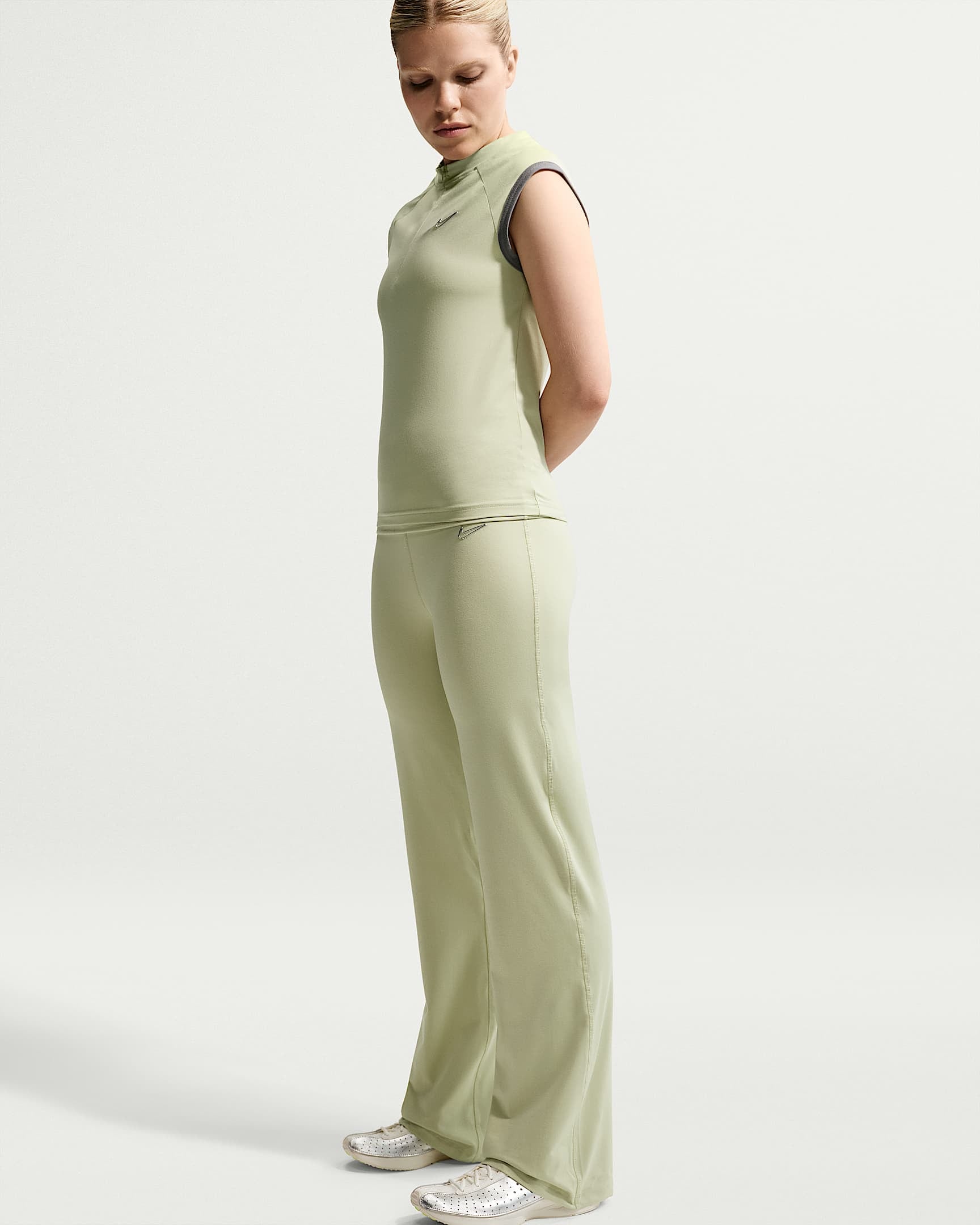 Nike Sportswear Sporthose »W NK FLARED PANT GLS«  mit ausgestelltem Bein, aus Polyester und Elasthan