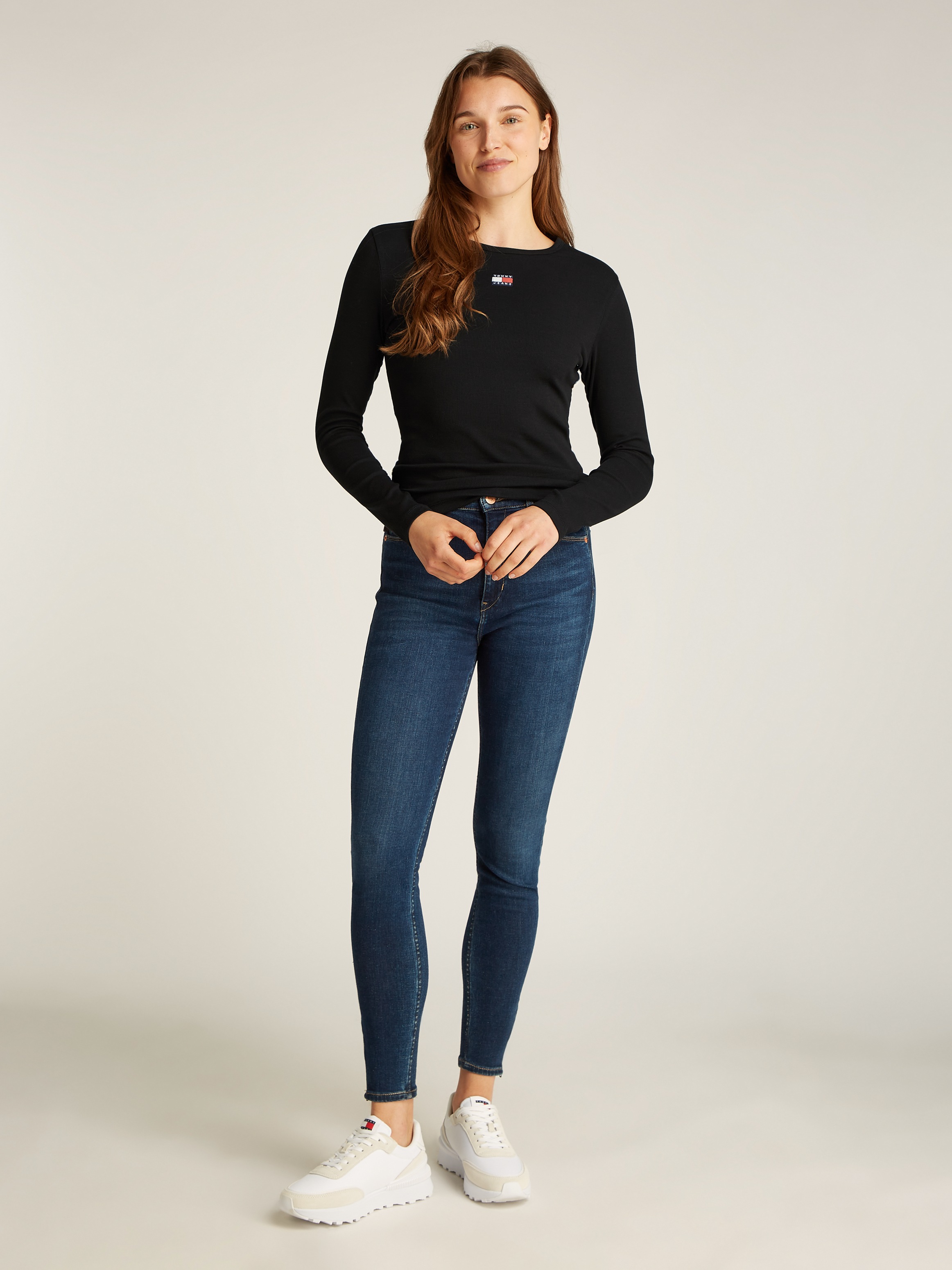 Tommy Jeans Curve Langarmshirt »TJW SLIM LS BADGE TEE EXT«, in Großen Größen, Badge, Langarm