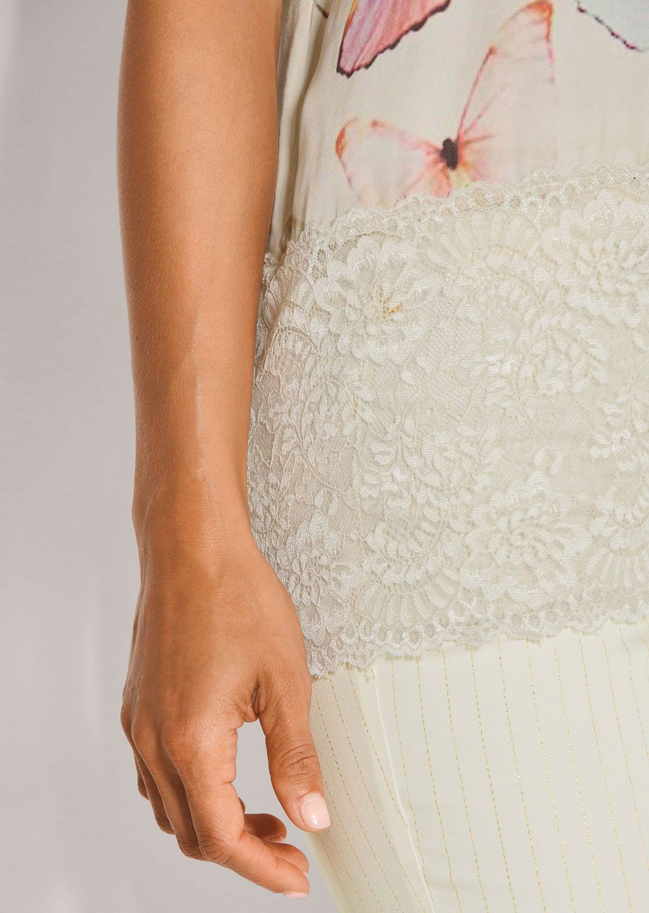 MADELEINE Print-Shirt »Spitzenshirt Sommershirt mit Schmetterlings-Print« Breiter Spitzensaum