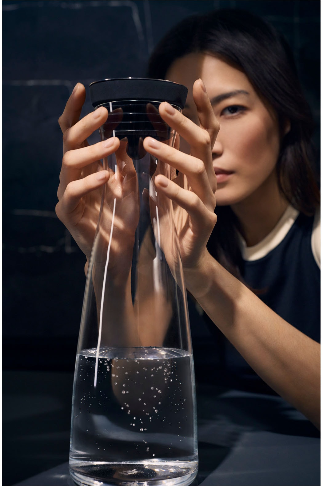 WMF Wasserkaraffe »Basic für Kalt- und Warmgetränke, Silikonrand, 1 l Fassungsvermögen« Close-Up-Verschluss ink. integriertem Sieb, spülmaschinengeeignet