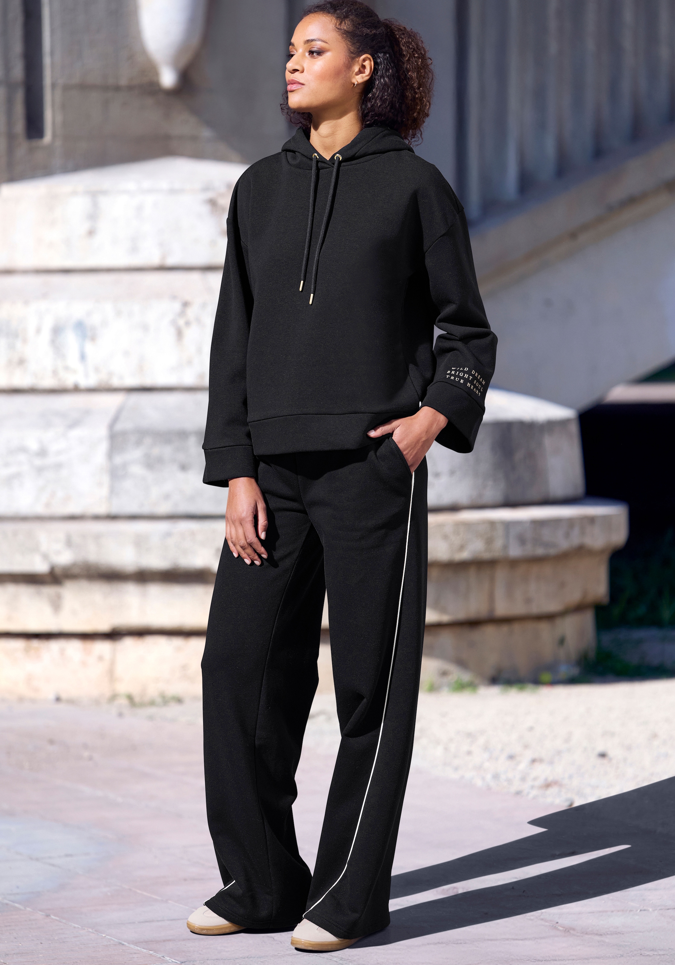 Buffalo Sweathose »Relaxhose«  mit weit ausgestelltem Bein und Piping, Home- und Loungewear
