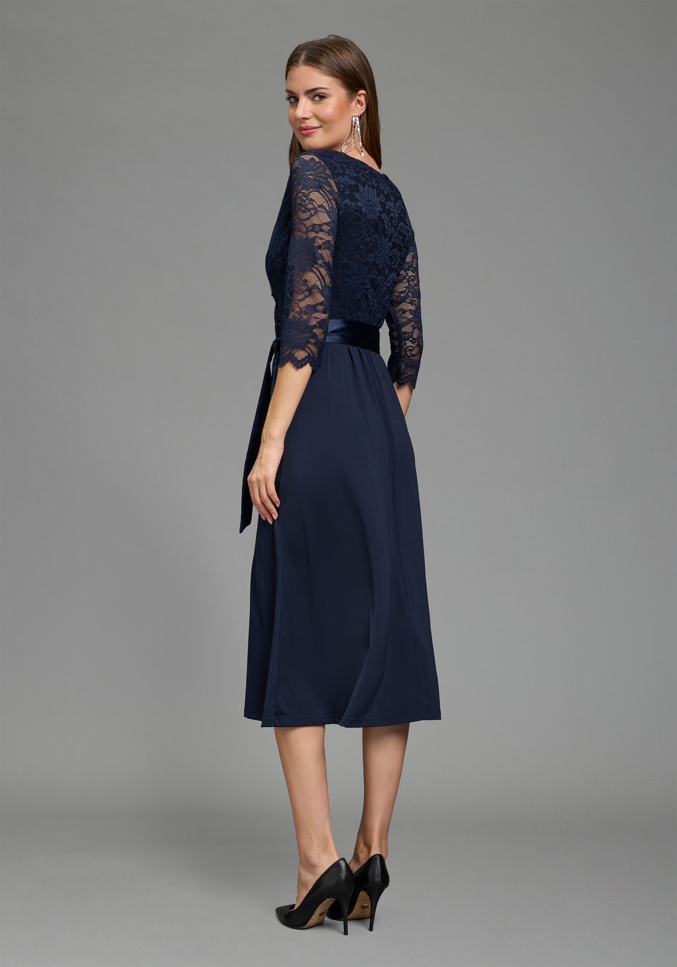 Laura Scott Abendkleid aus Jersey und Spitze, mit V-Ausschnitt in Wickeloptik