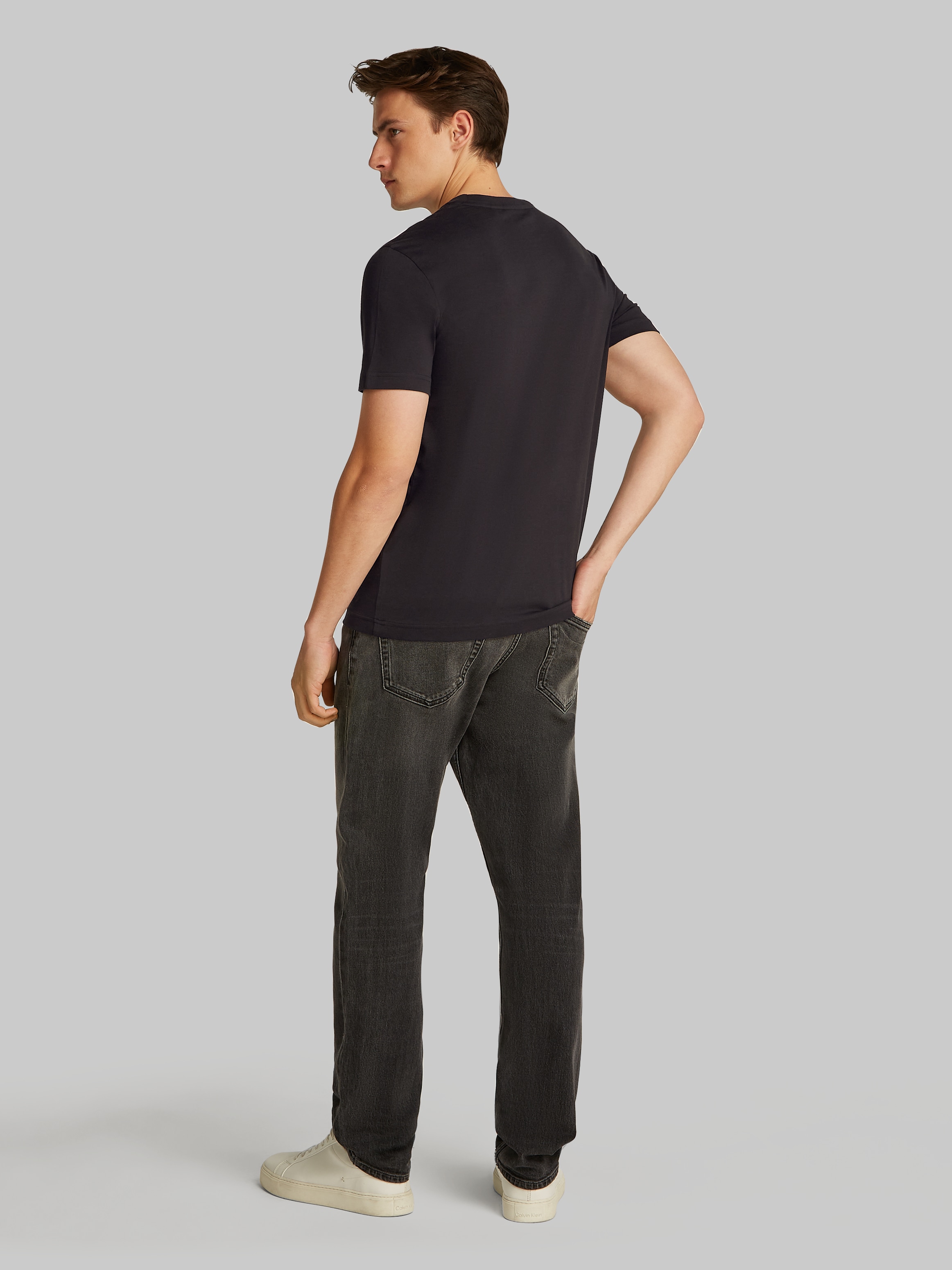 Calvin Klein T-Shirt »LINEAR OMBRE CHEST LOGO T-SHIRT«, mit Ombré-Logo-Druck
