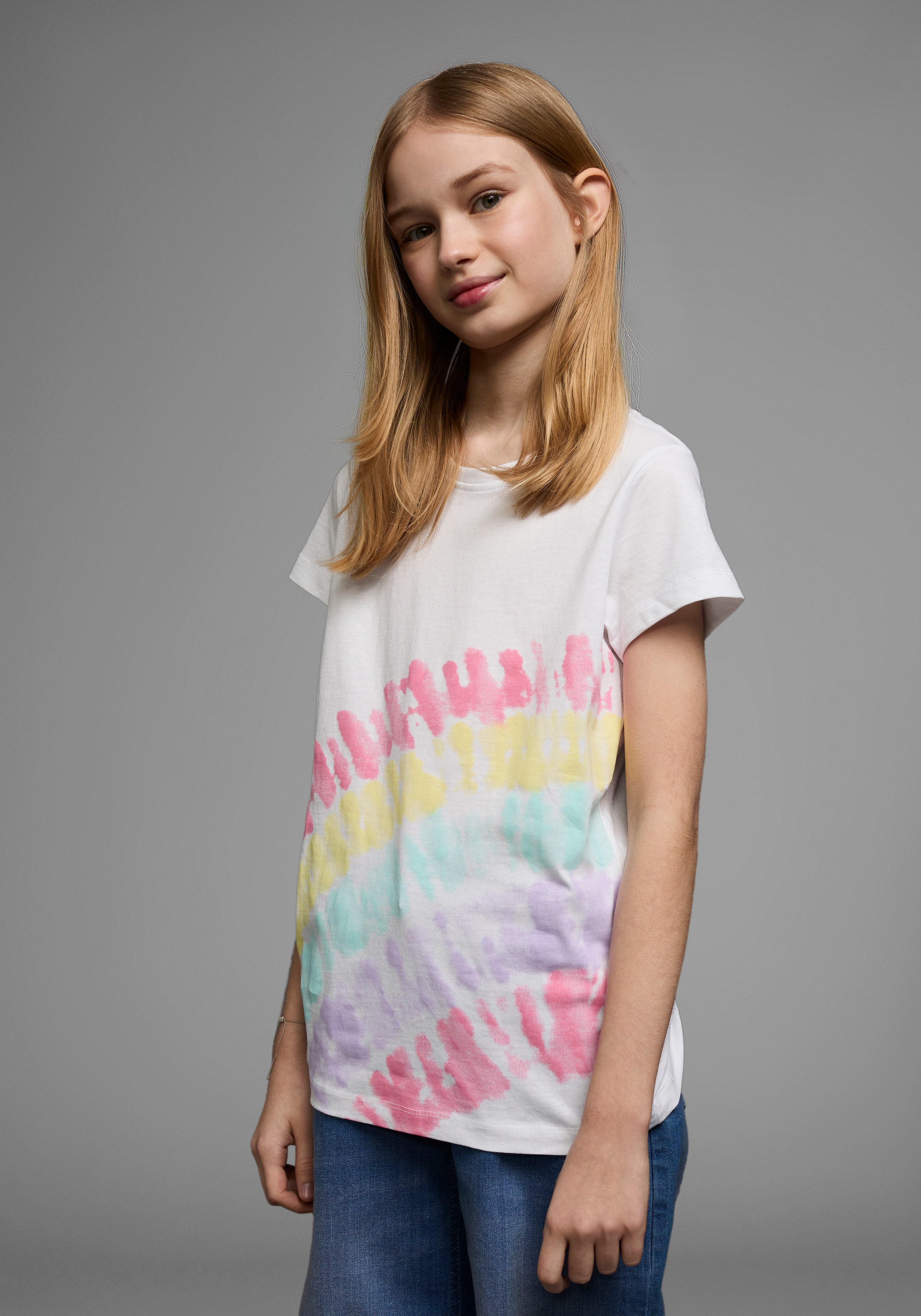 KIDSWORLD T-Shirt »Mit Regenbogen-Print«, Kurzarm, hüftlang geschnitten, bedruckt, Rundhals-Ausschnitt
